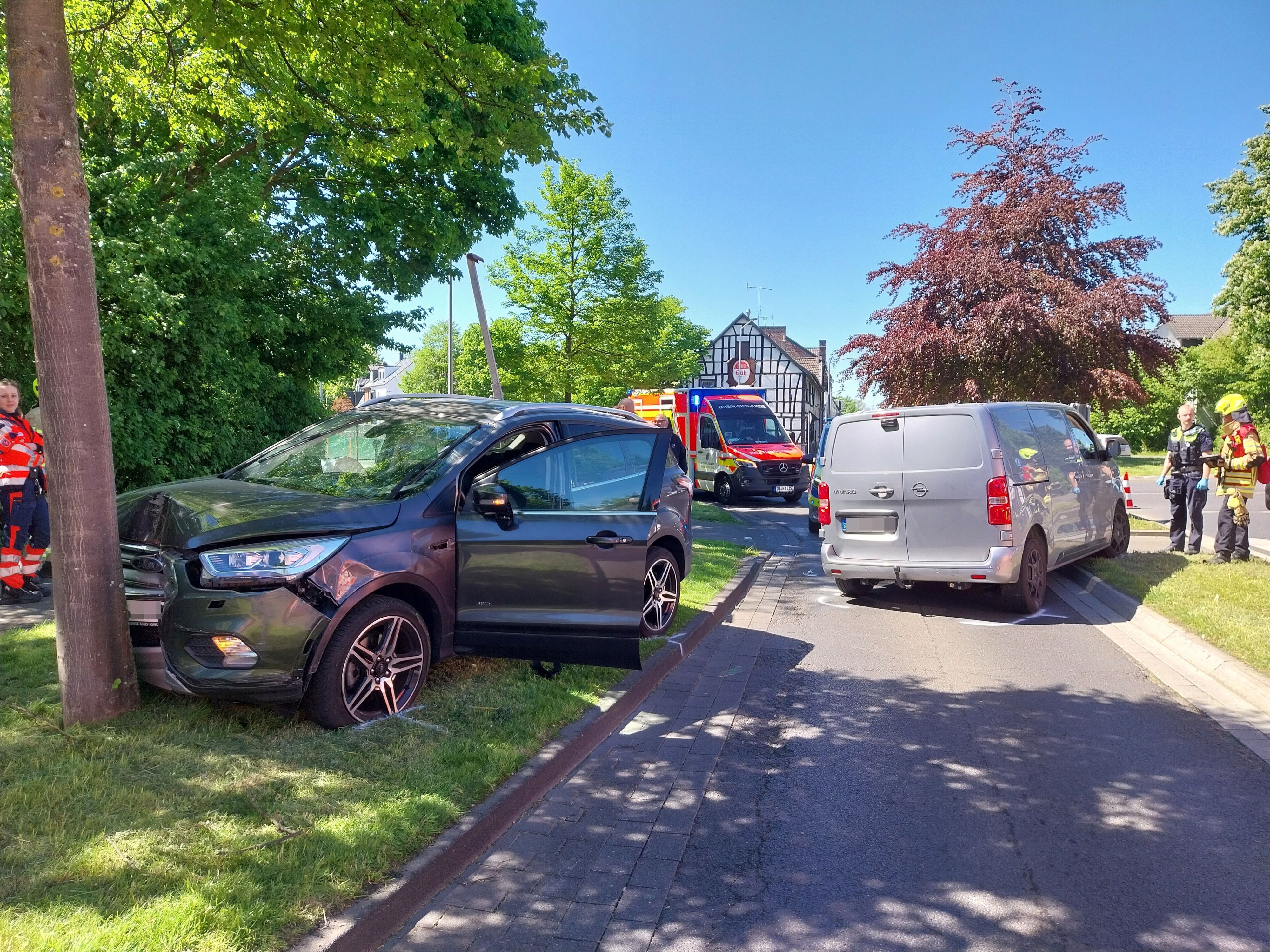 Nach dem Unfall in Sankt Augustin-Buisdorf musste der Kreisverkehr gesperrt werden.