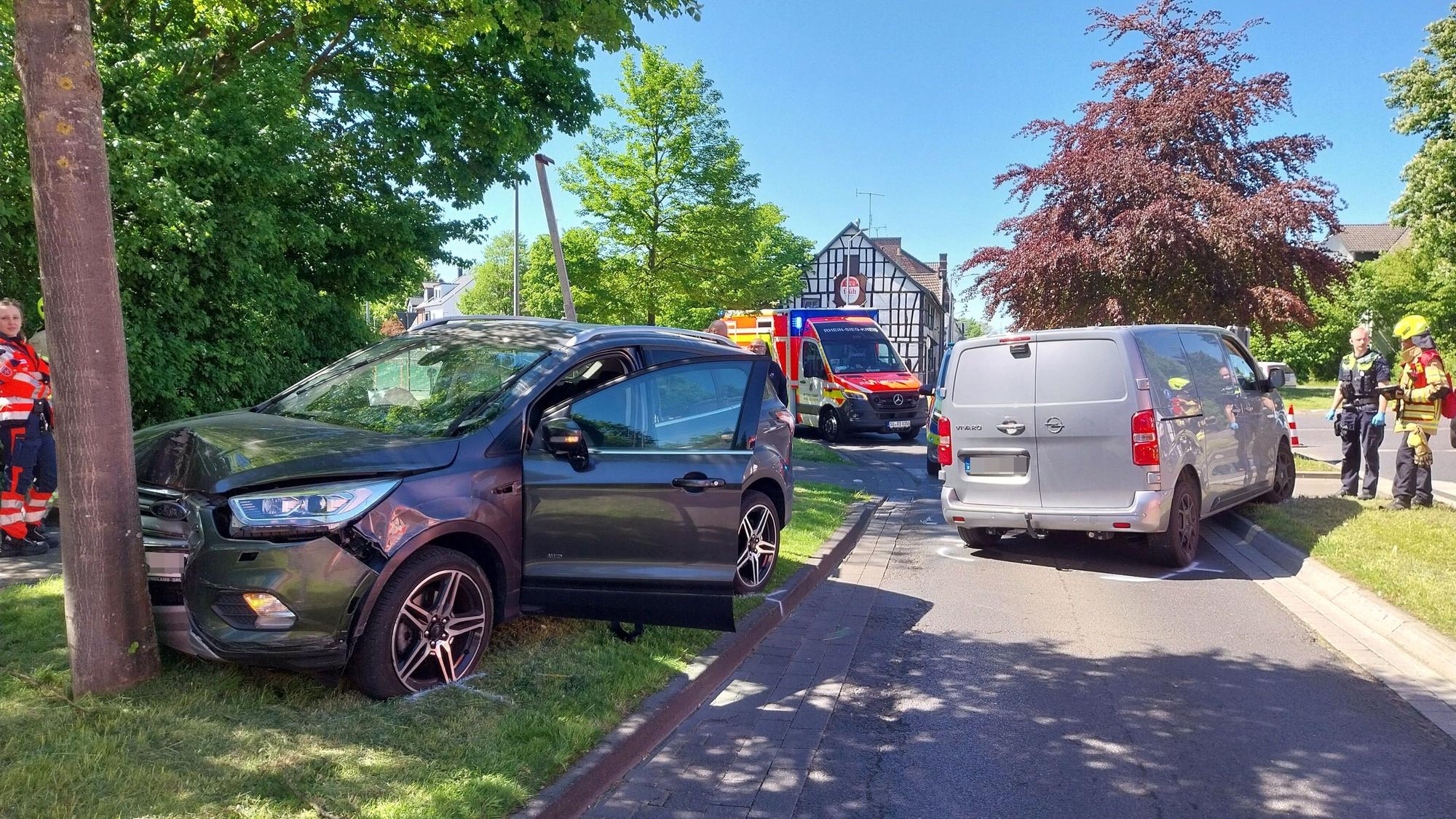 Nach dem Unfall in Sankt Augustin-Buisdorf musste der Kreisverkehr gesperrt werden.