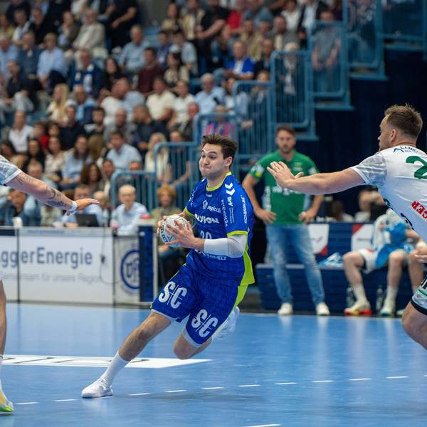 Ludvig Hallbäck wird von zwei Göppingern abgewehrt.