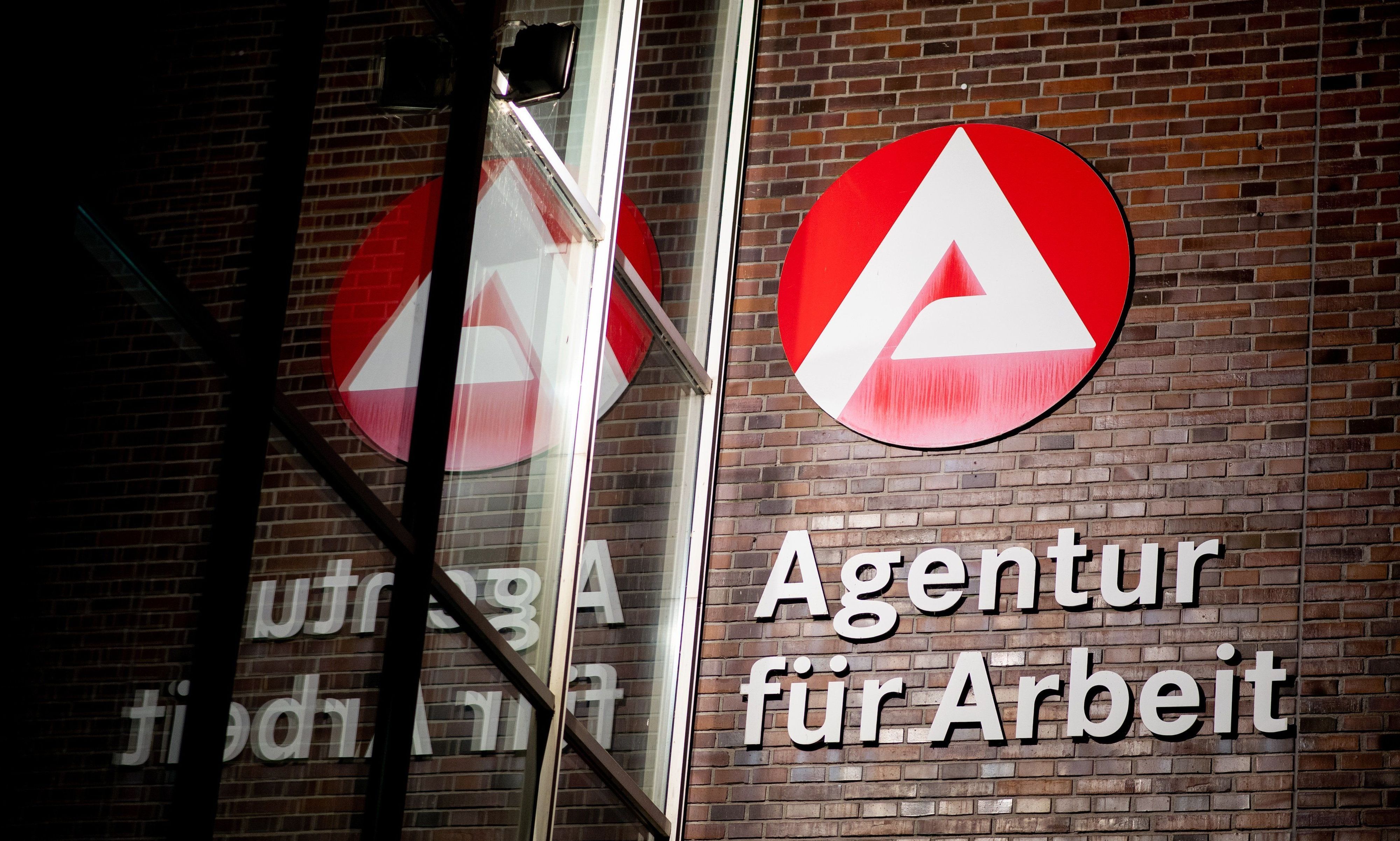 Das Logo der Agentur für Arbeit an einer Hauswand.