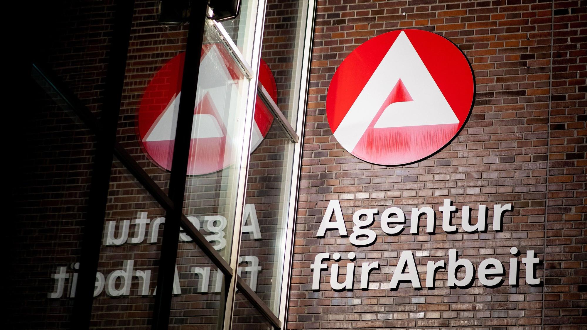 Das Logo der Agentur für Arbeit an einer Hauswand.