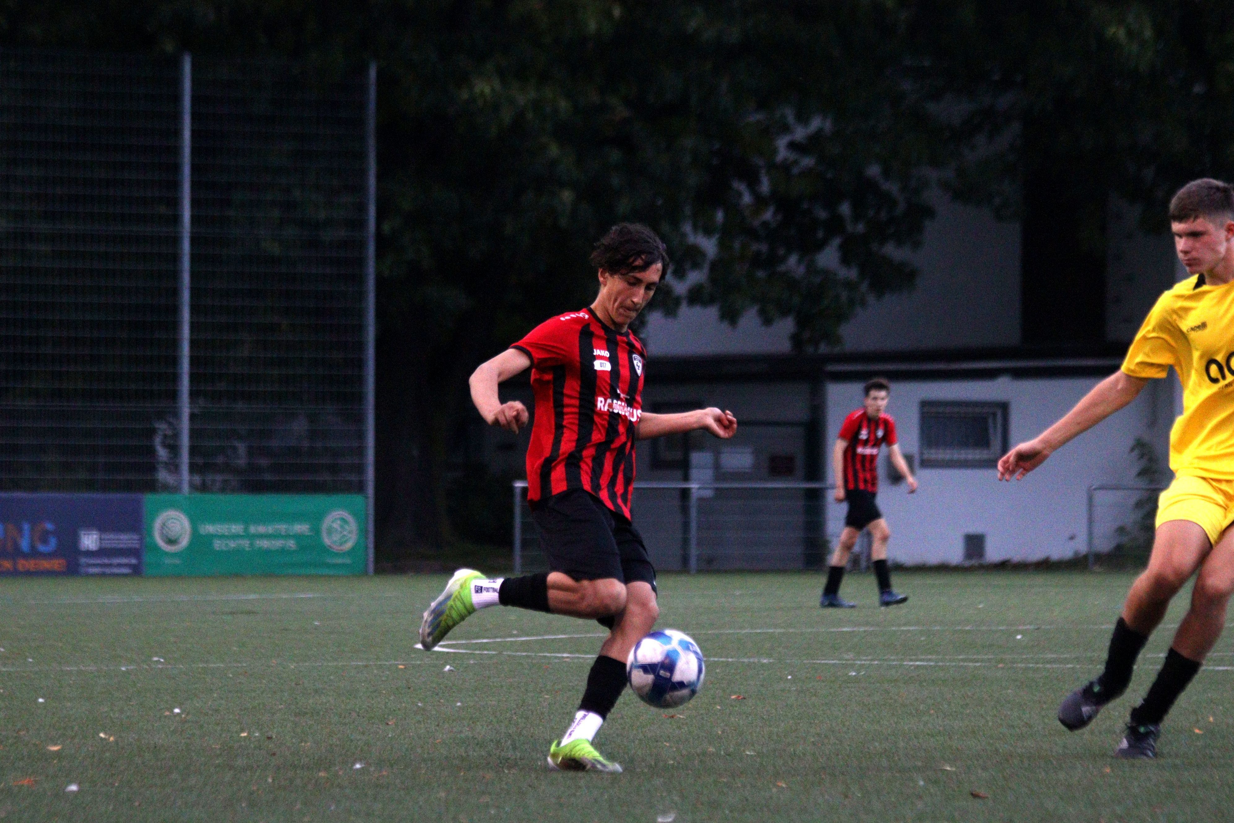 JSG-Erft-Spieler Engin Günay läuft mit dem Ball.