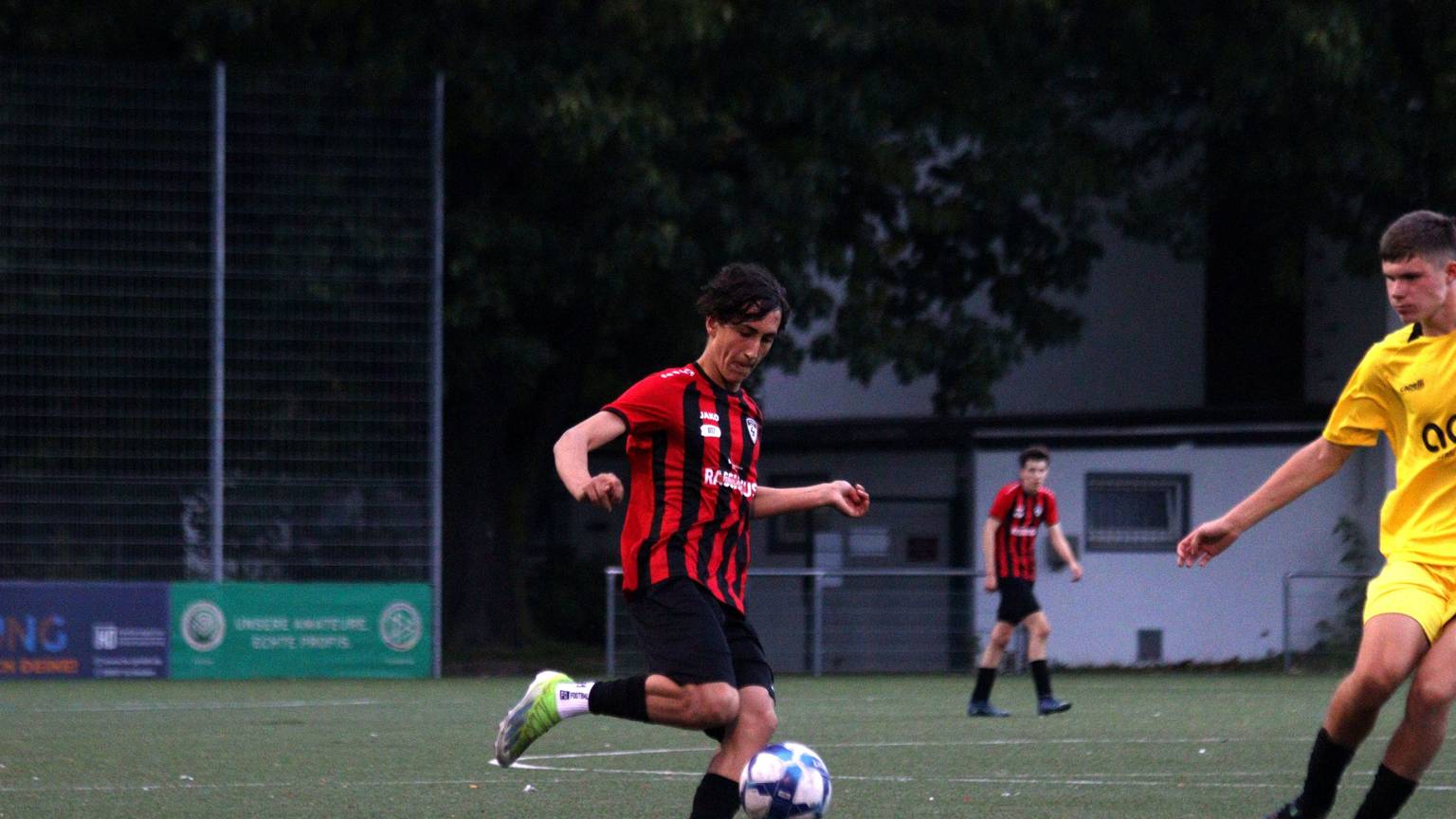 JSG-Erft-Spieler Engin Günay läuft mit dem Ball.