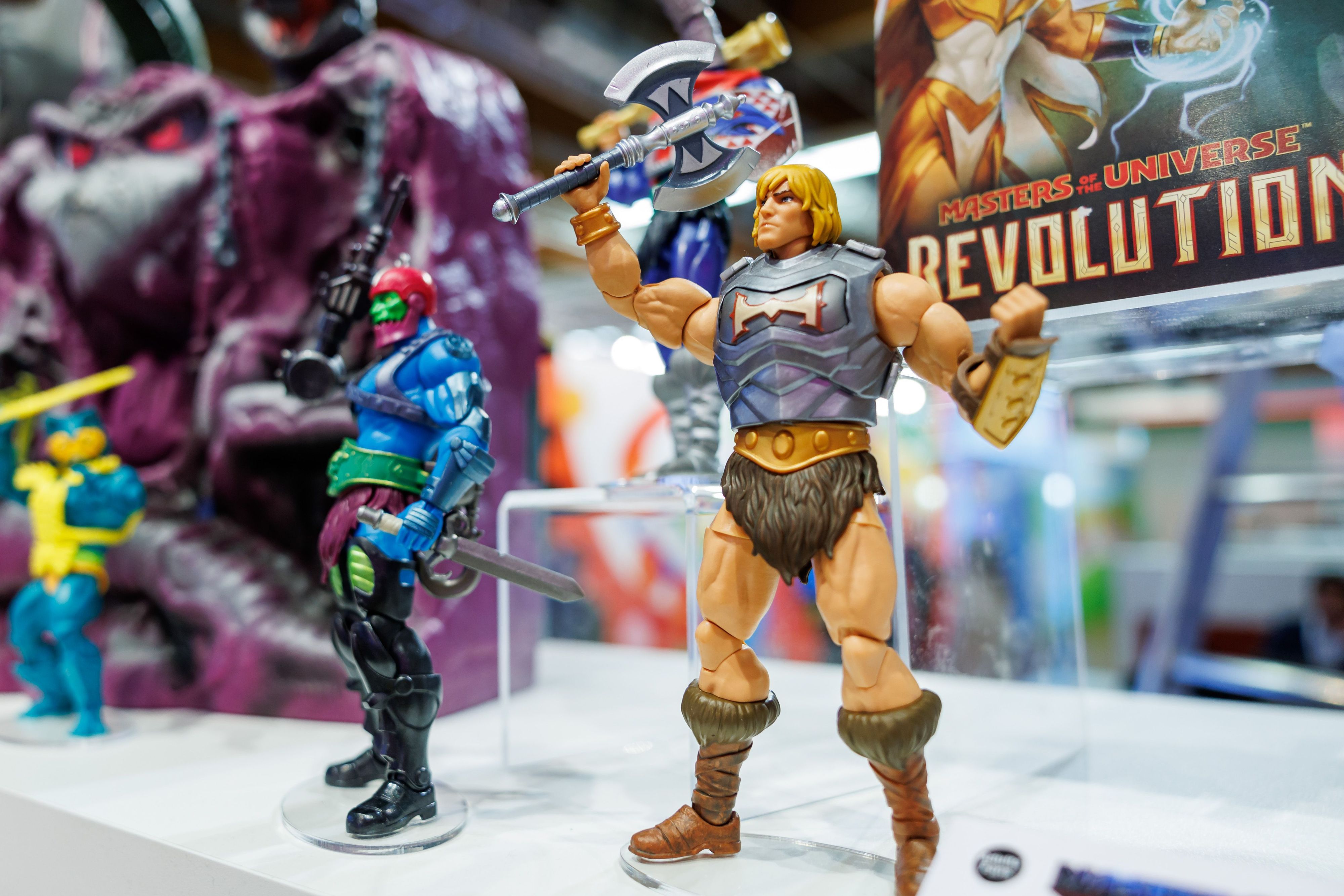 Die Figur He-Man (r) von Masters of the Universe ist während der 73. Internationalen Spielwarenmesse am Stand von Mattel zu sehen.