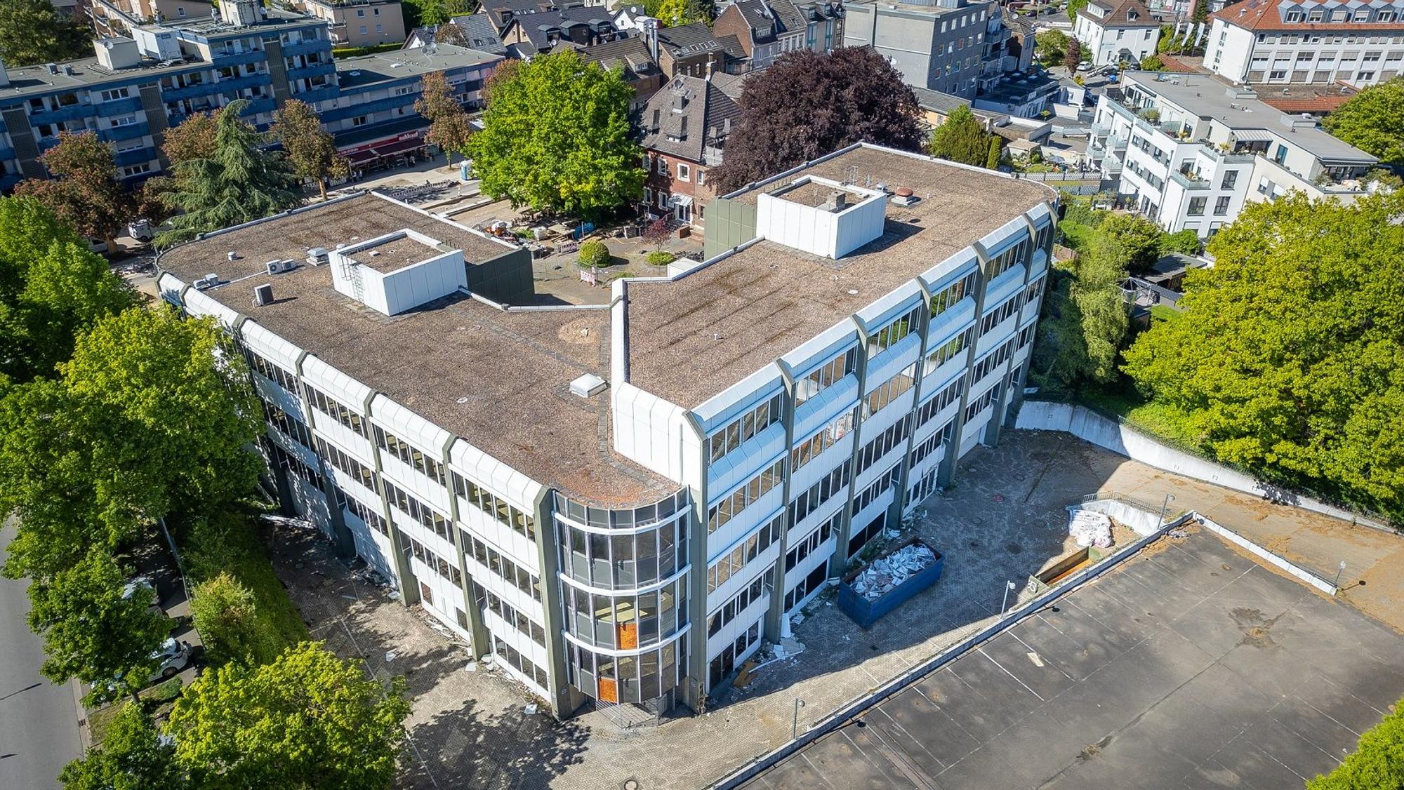 Das Foto zeigt das AOK-Gebäude aus der Luft.