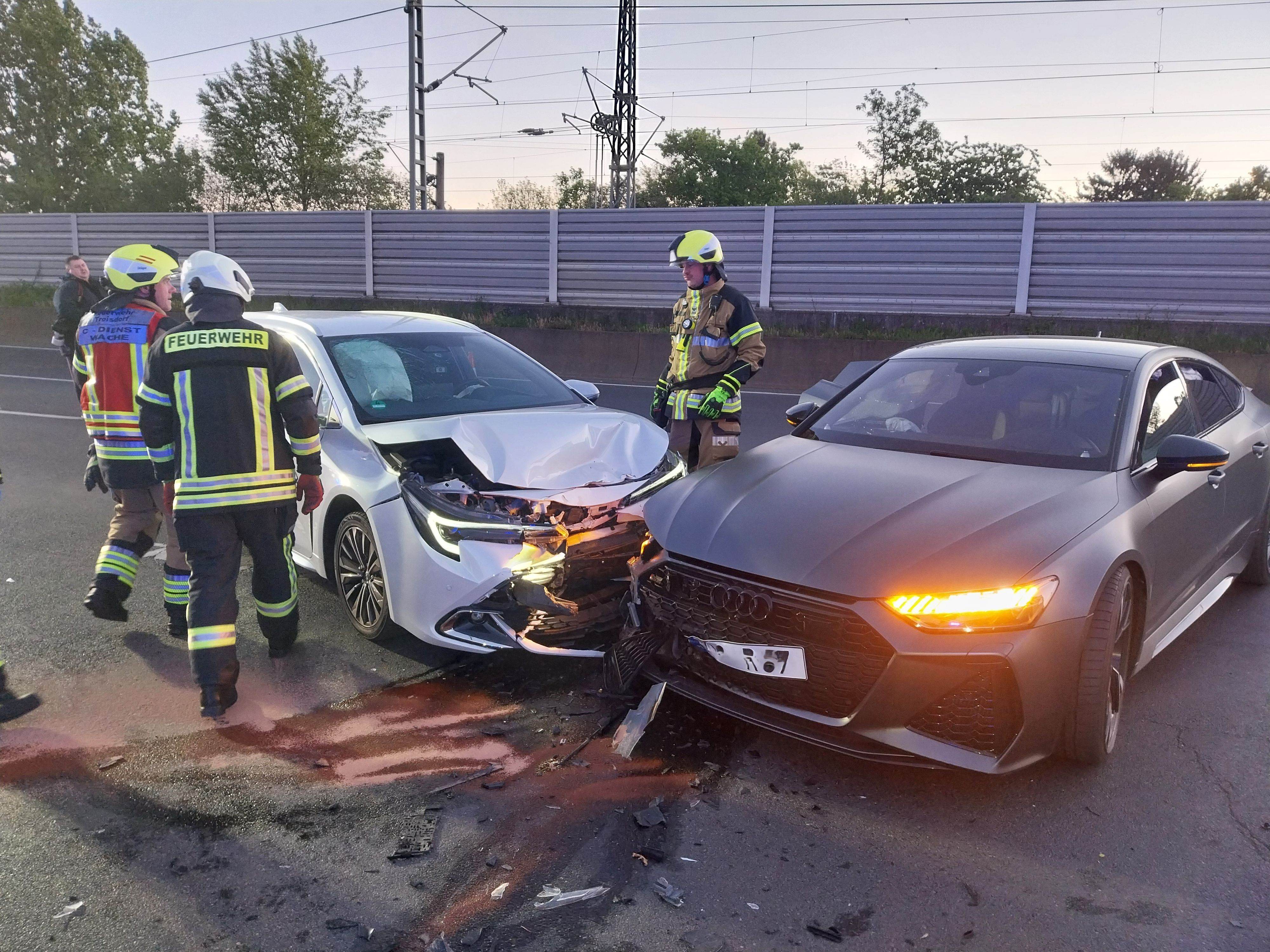 Der Audi hatte dem weißen Toyota die Vorfahrt genommen.