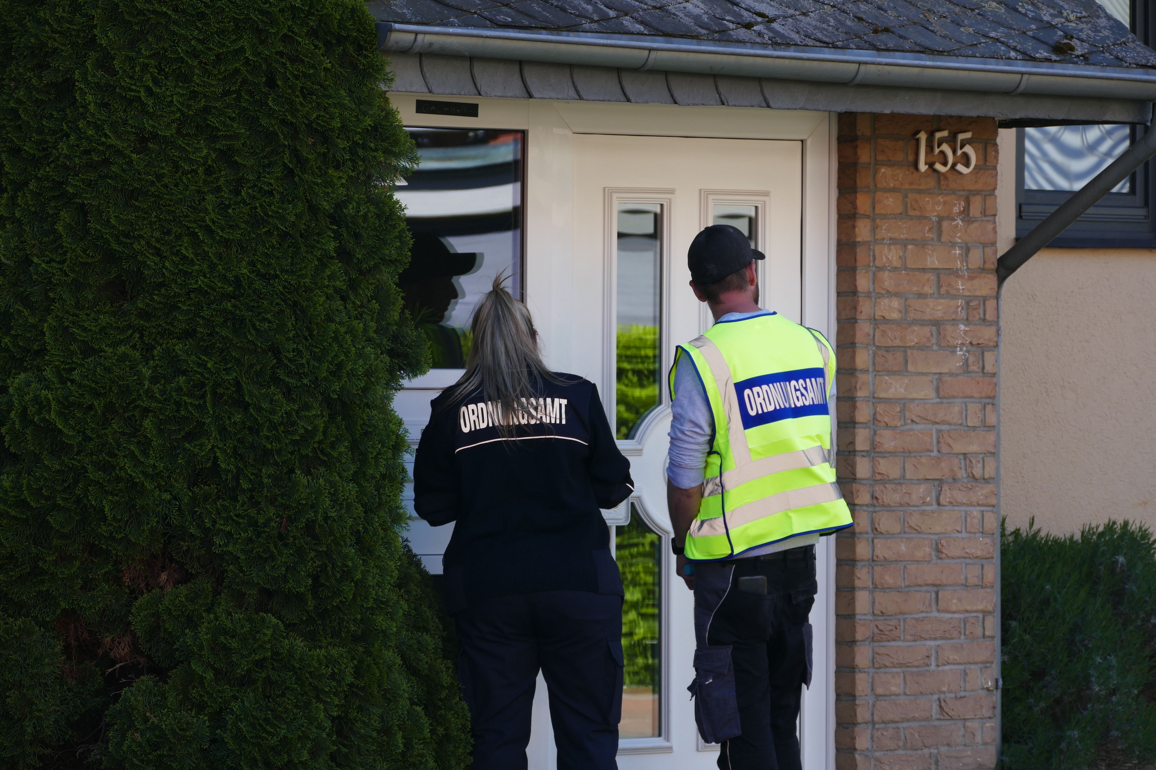 Mitarbeitende des Ordnungsamts gingen von Tür zu Tür, um die Menschen zum Verlassen ihrer Häuser aufzufordern.