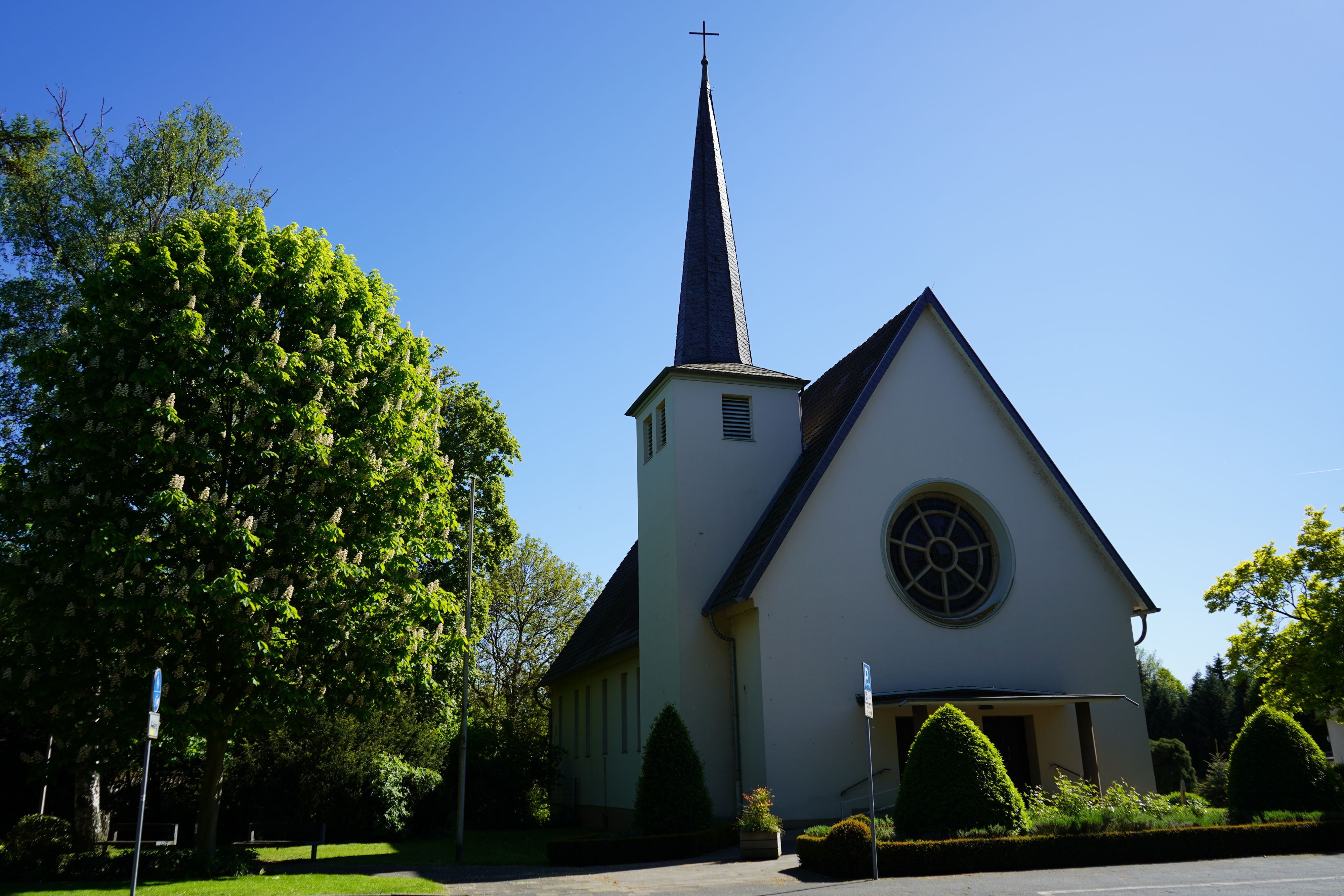 Das Bild zeigt die Kirche in Zieverich.