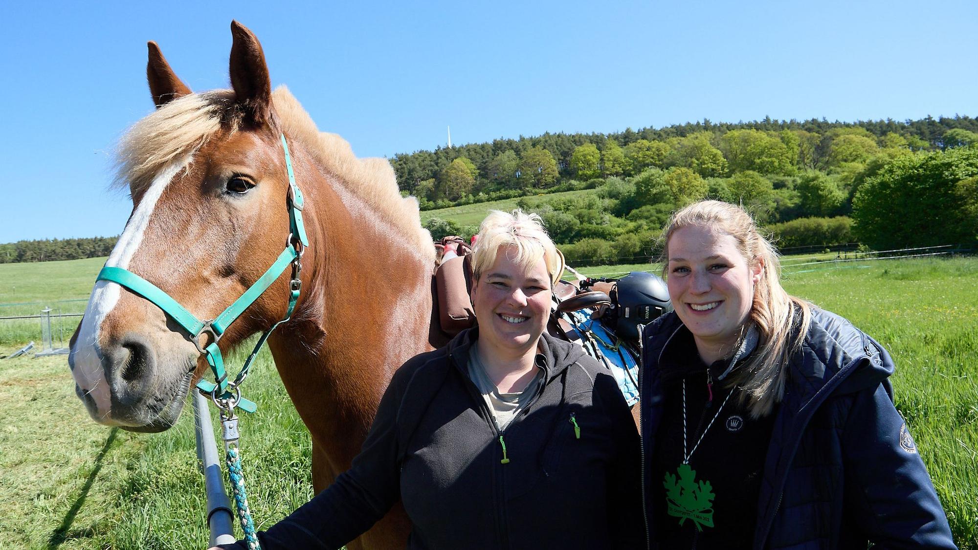 Die beiden Frauen halten das Pferd.
