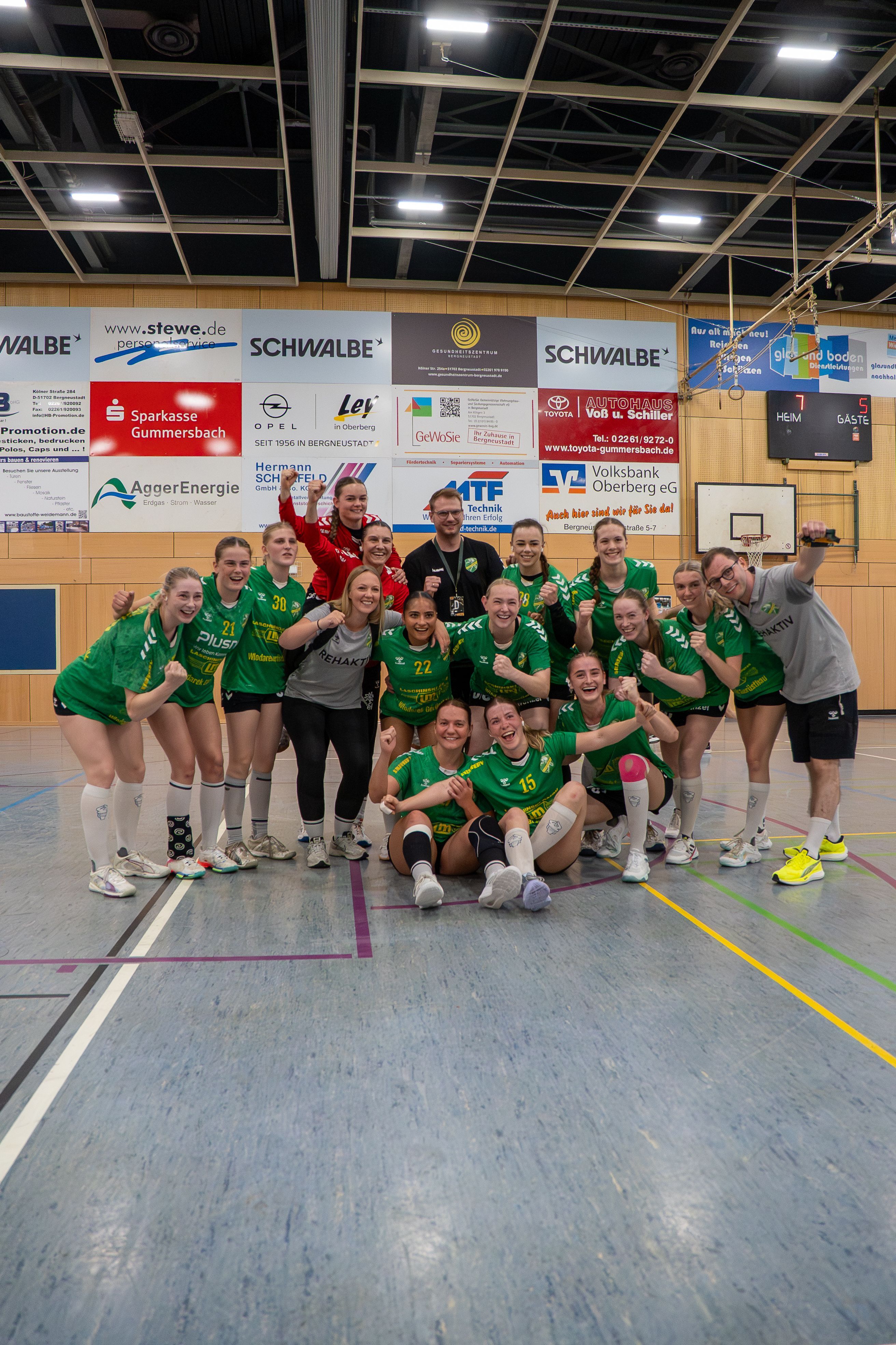 Jubelfoto der Frauen des HC Gelpe/Strombach.