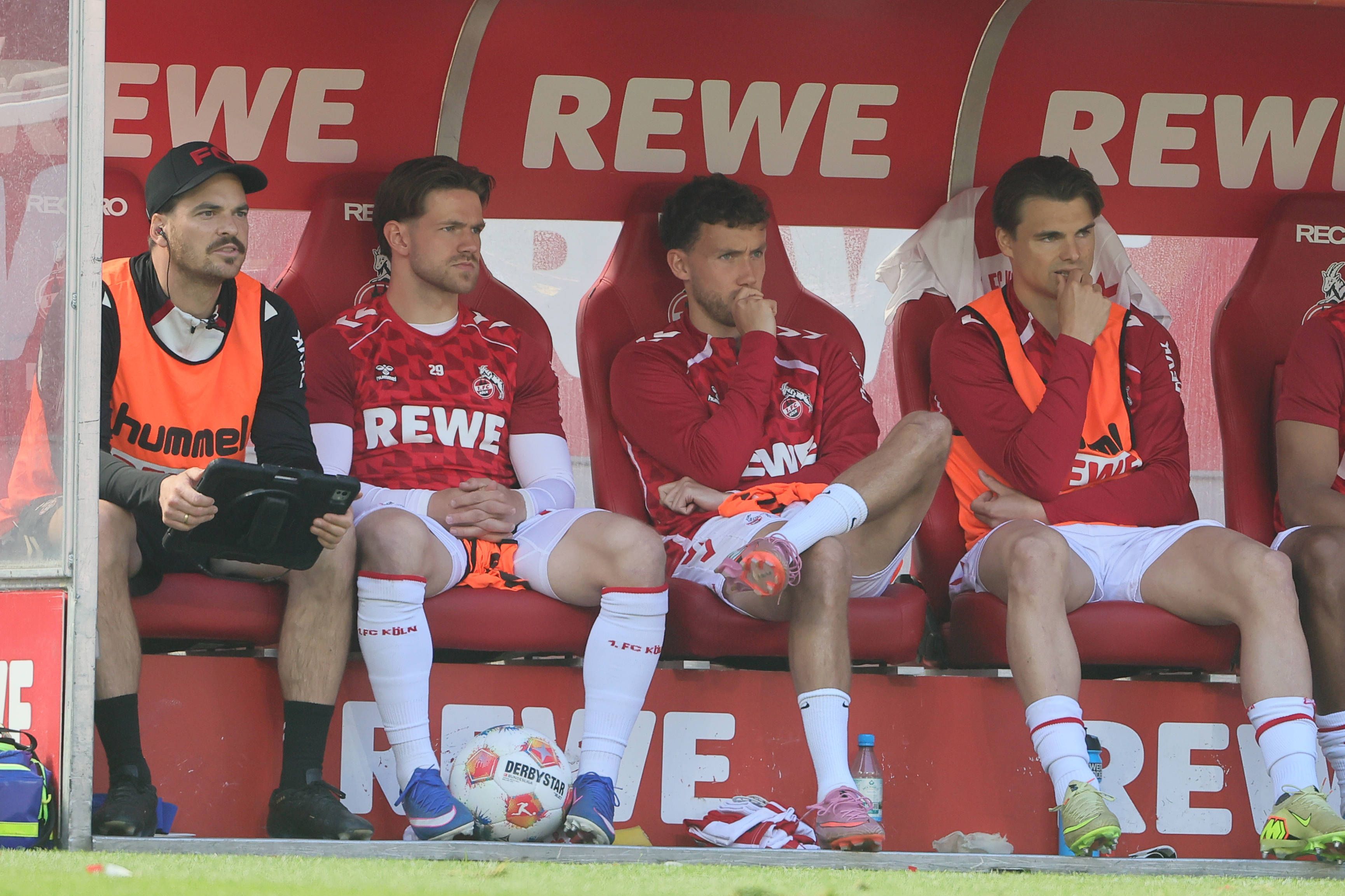 Jan Thielmann, Luca Waldschmidt und Joel Schmiedt auf der Ersatzbank.