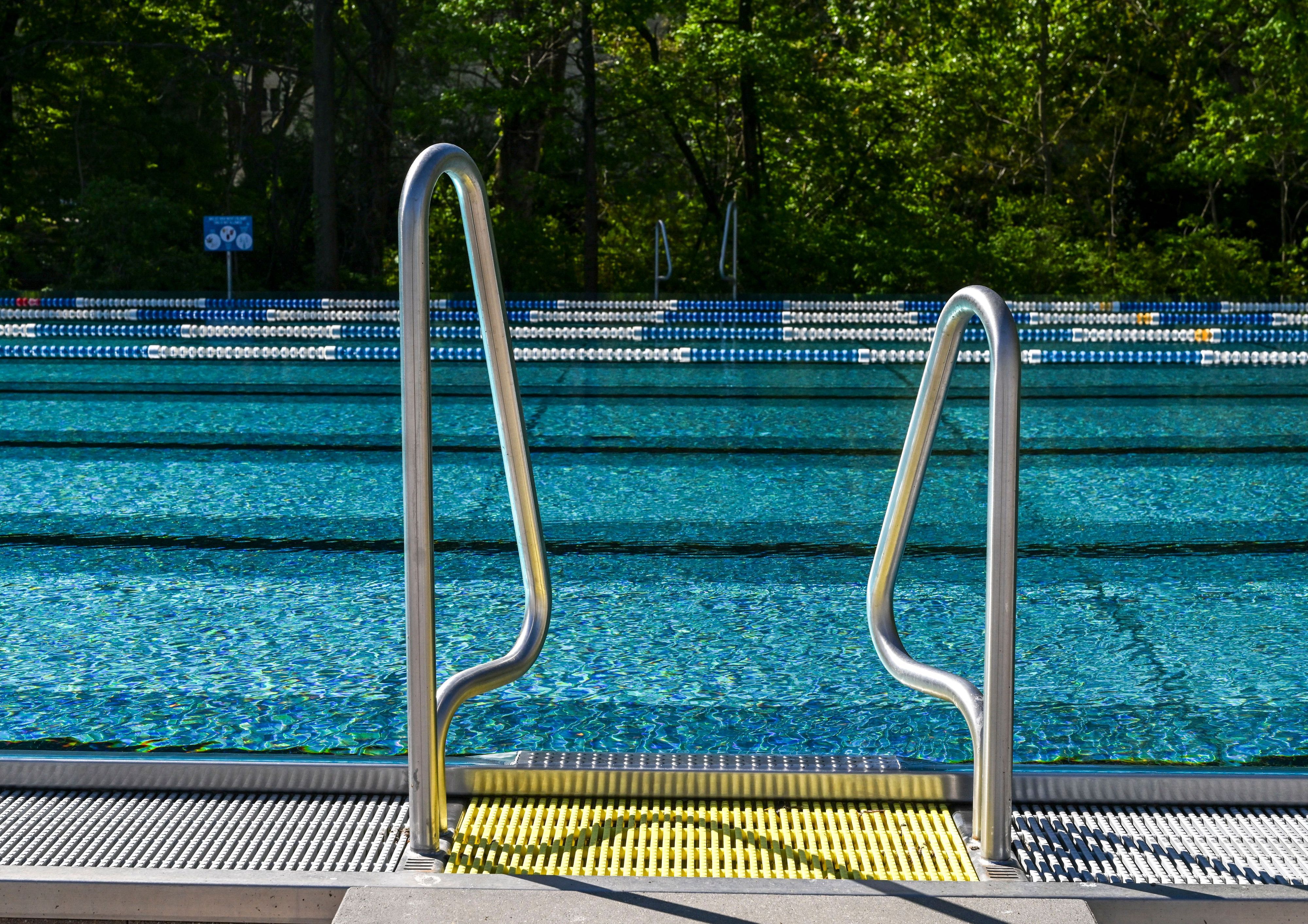 Die Stadt Köln setzt in vielen Bädern erneut auf eine sogenannte Freibad-Ampel. (Archivbild)