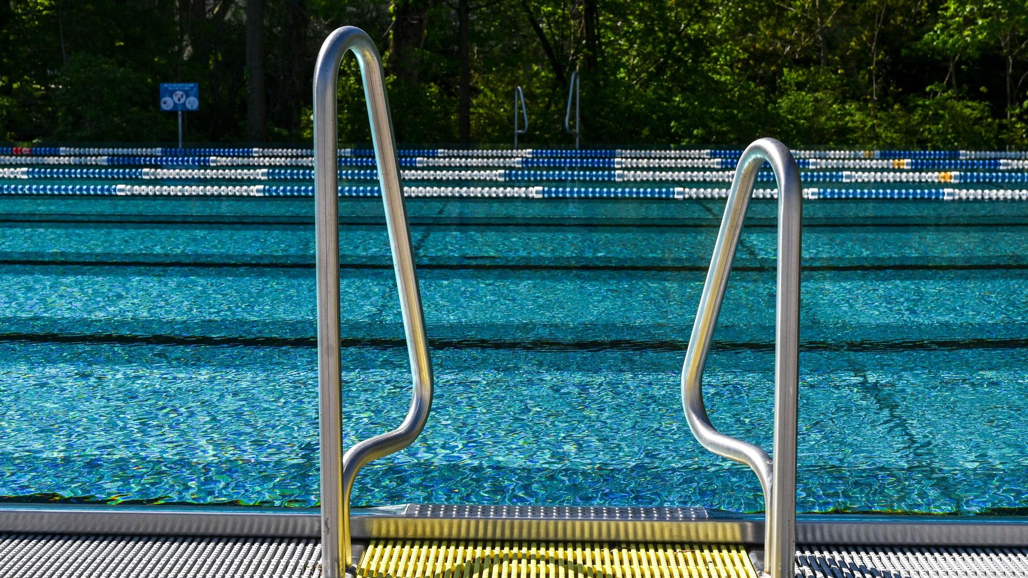 Die Stadt Köln setzt in vielen Bädern erneut auf eine sogenannte Freibad-Ampel. (Archivbild)