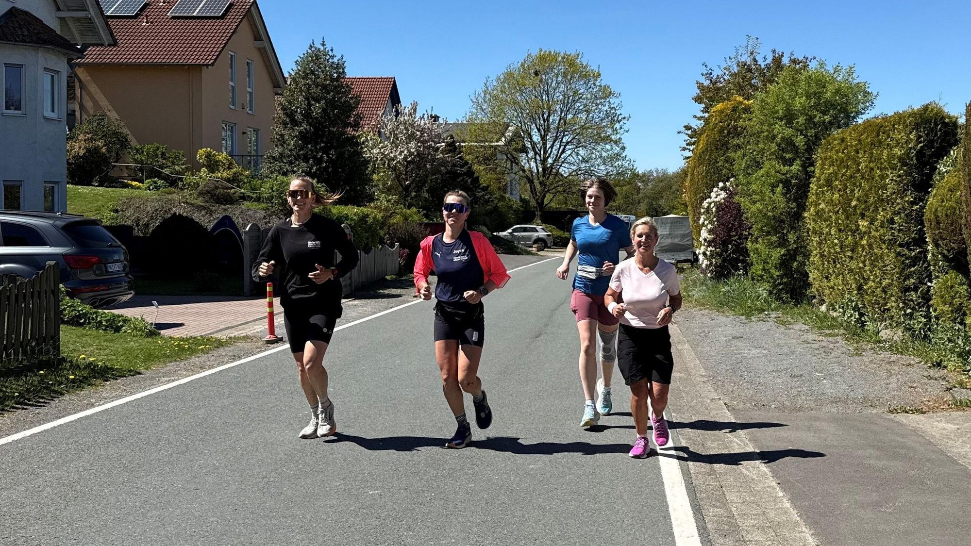 Joyce Hübner läuft 495 Marathons am Stück durch alle deutschen Städte. Hier ist sie gerade auf dem Weg nach Kierspe bei ihrem 334. Marathon
