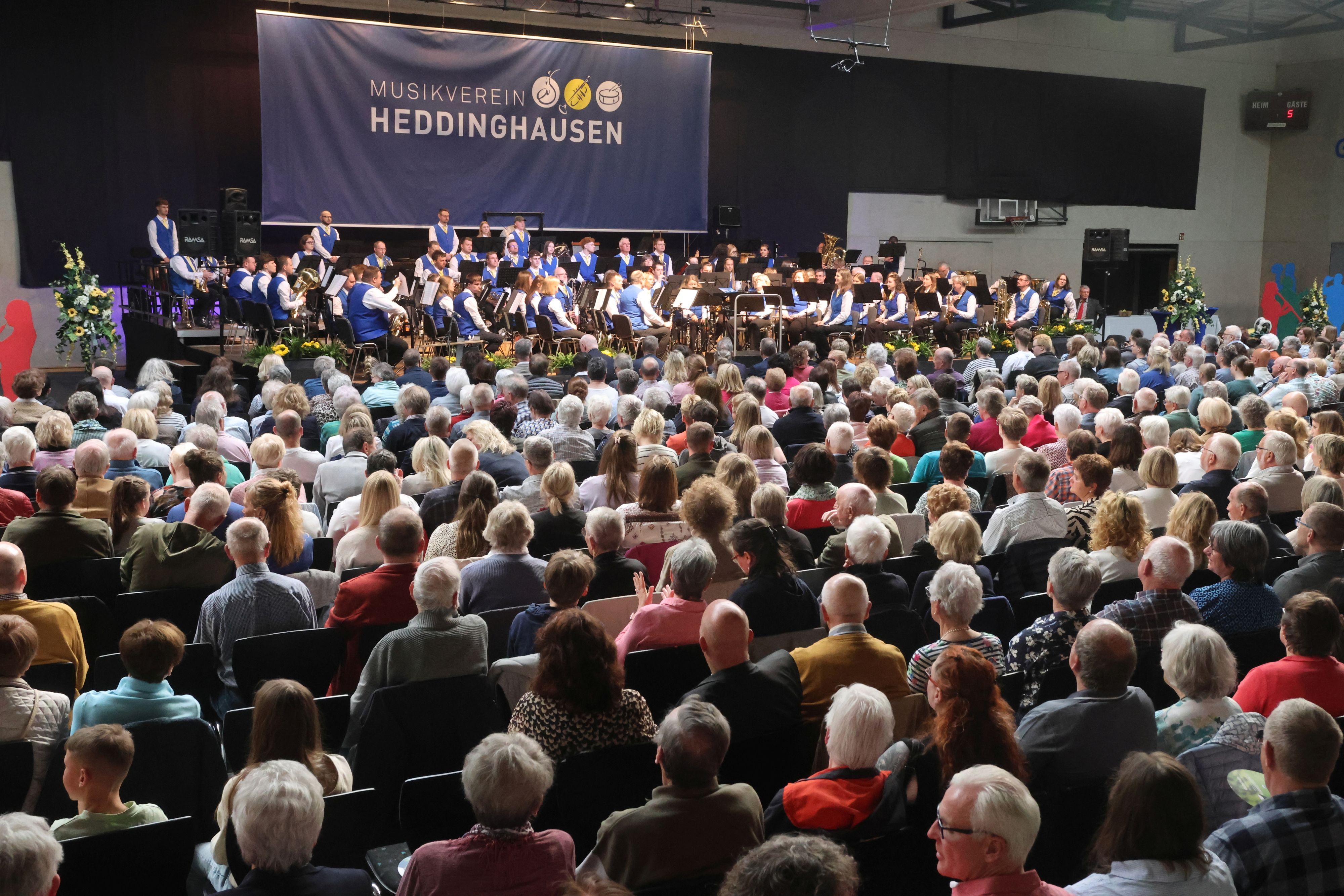 Das Archivfoto aus dem Jahr 2025 zeigt die voll besetzte GWN-Arena in Nümbrecht beim Frühlingskonzert des Musikvereins Heddinghausen.