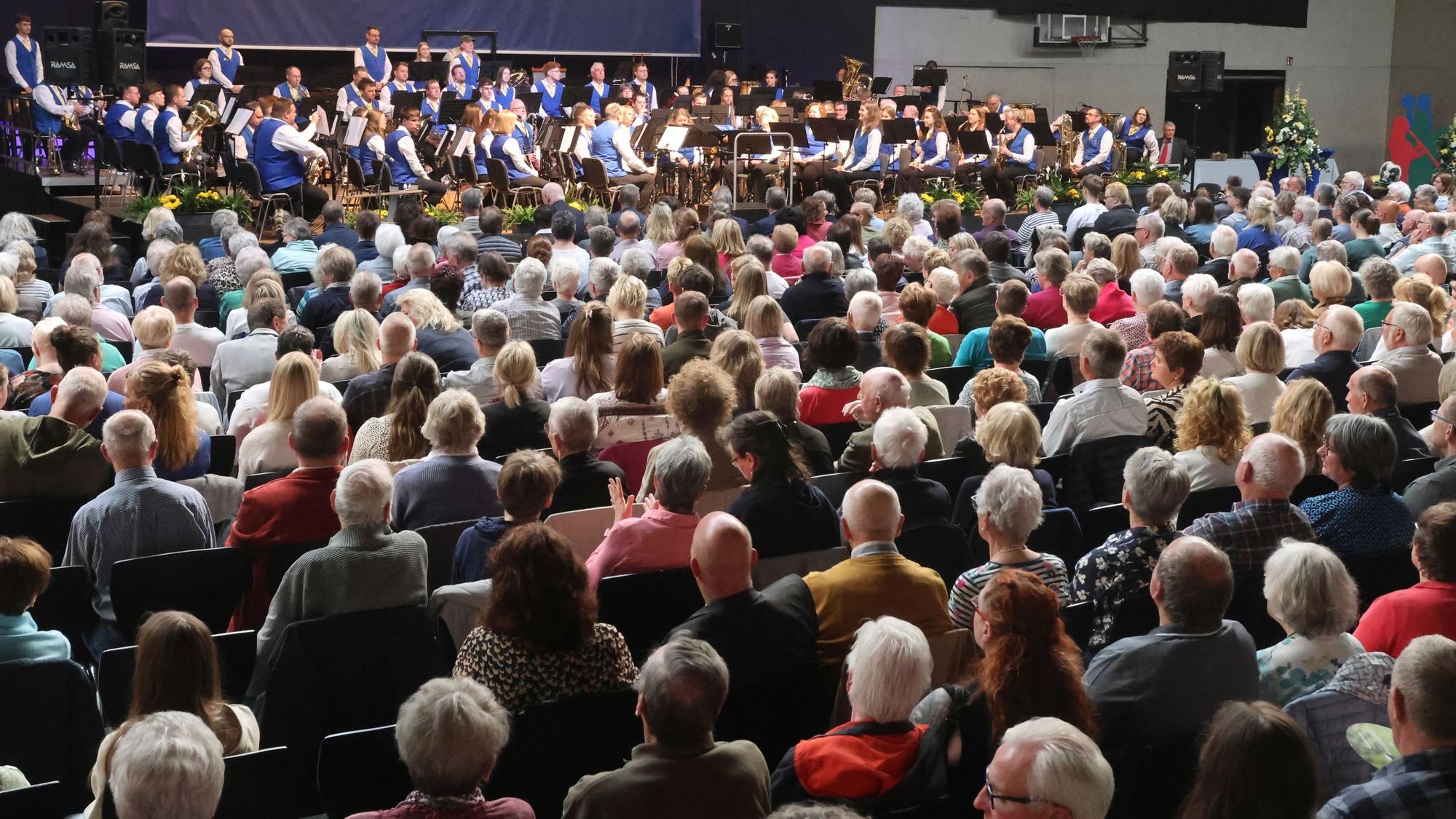 Das Archivfoto aus dem Jahr 2025 zeigt die voll besetzte GWN-Arena in Nümbrecht beim Frühlingskonzert des Musikvereins Heddinghausen.