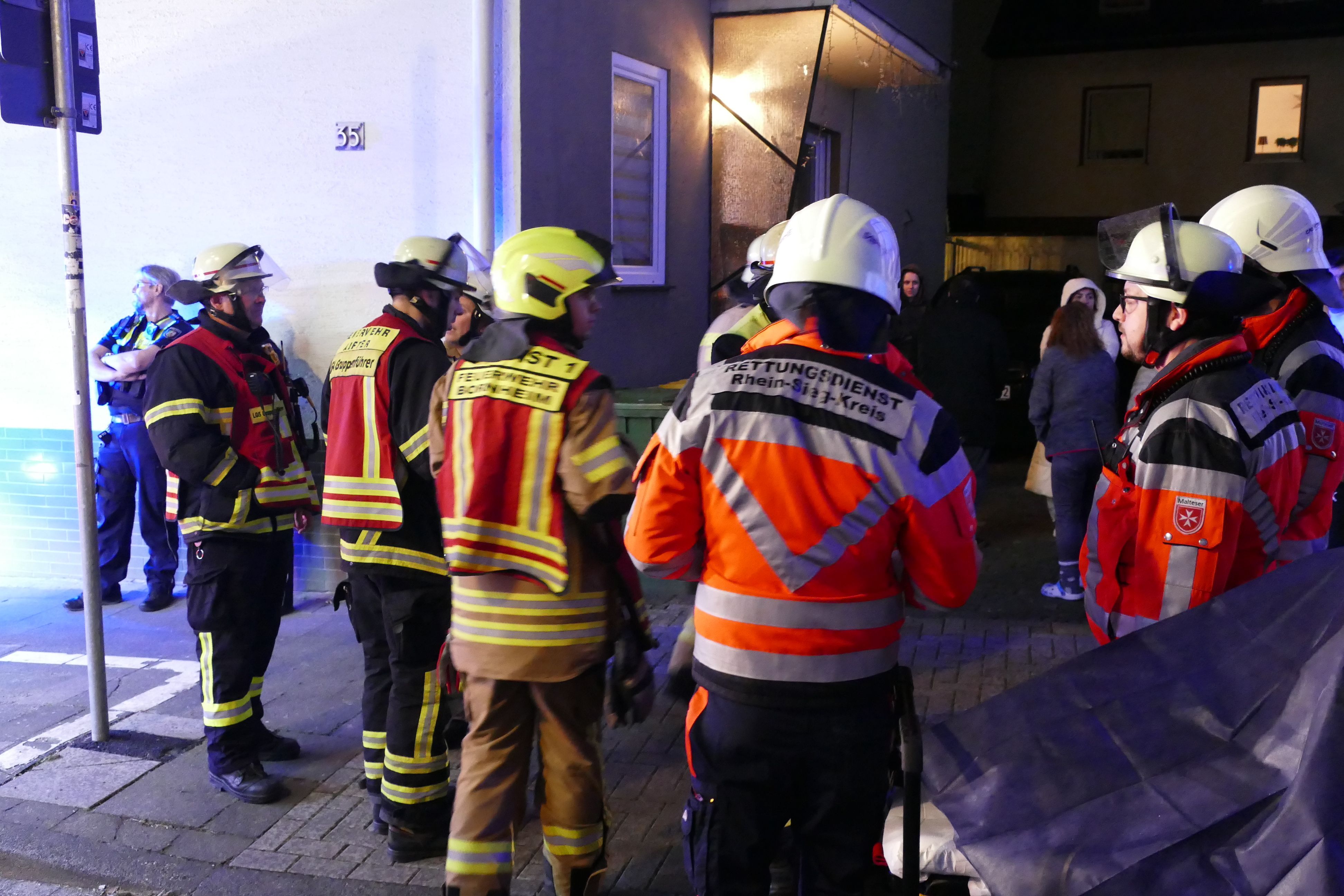 Einsatzkräfte der Freiwilligen Feuerwehr Alfter und des Löschzugs Bornheim bekämpften am 1. Mai einen Brand an der Alanushochschule. Archivfoto.