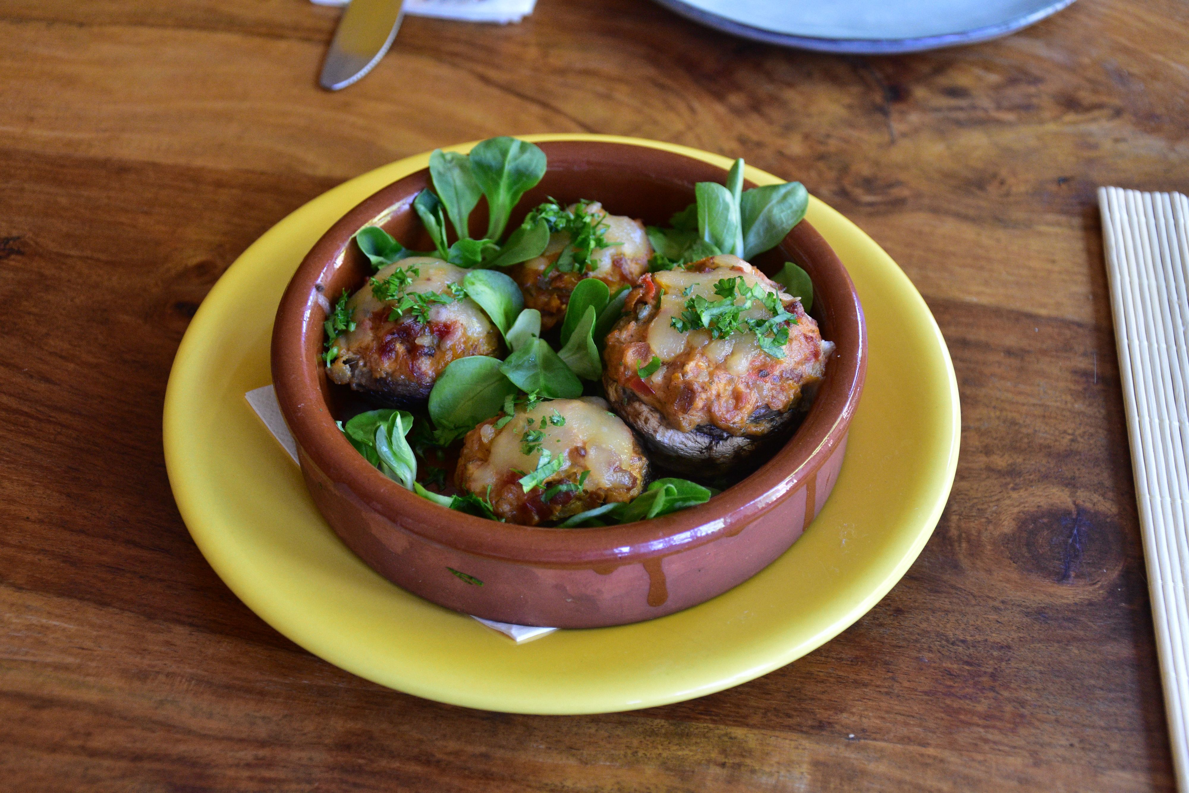 Gefüllte Champignons mit Speck, Gemüse und Käse überbacken.