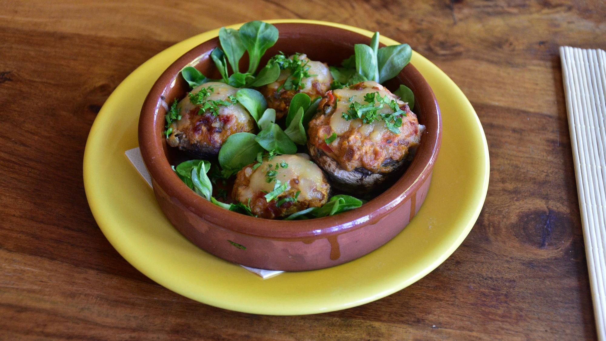 Gefüllte Champignons mit Speck, Gemüse und Käse überbacken.