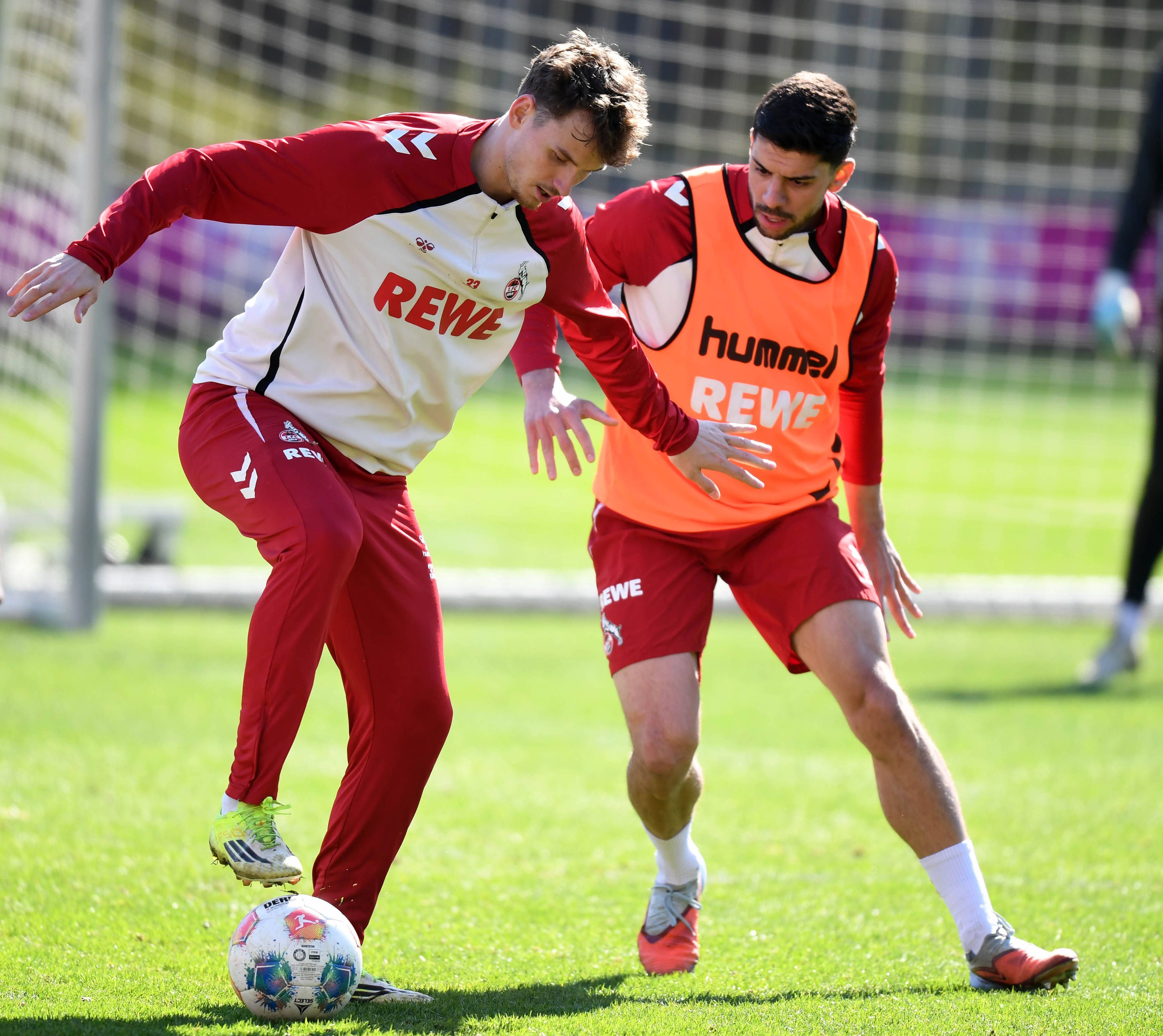 Rav van den Berg und Cenk Özkacar im Training im Zweikampf.