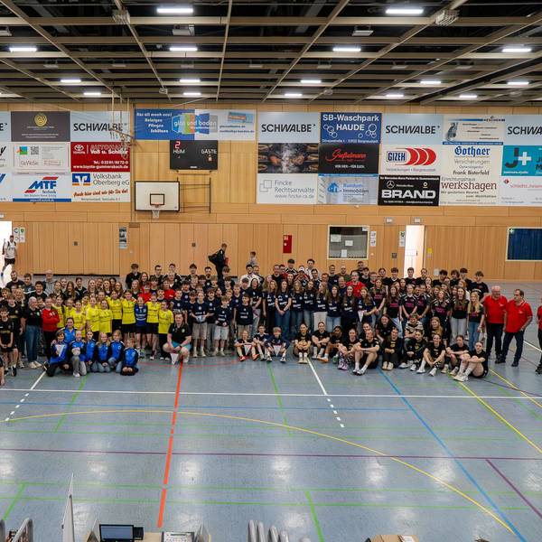 Gruppenfoto der Meistermannschaften