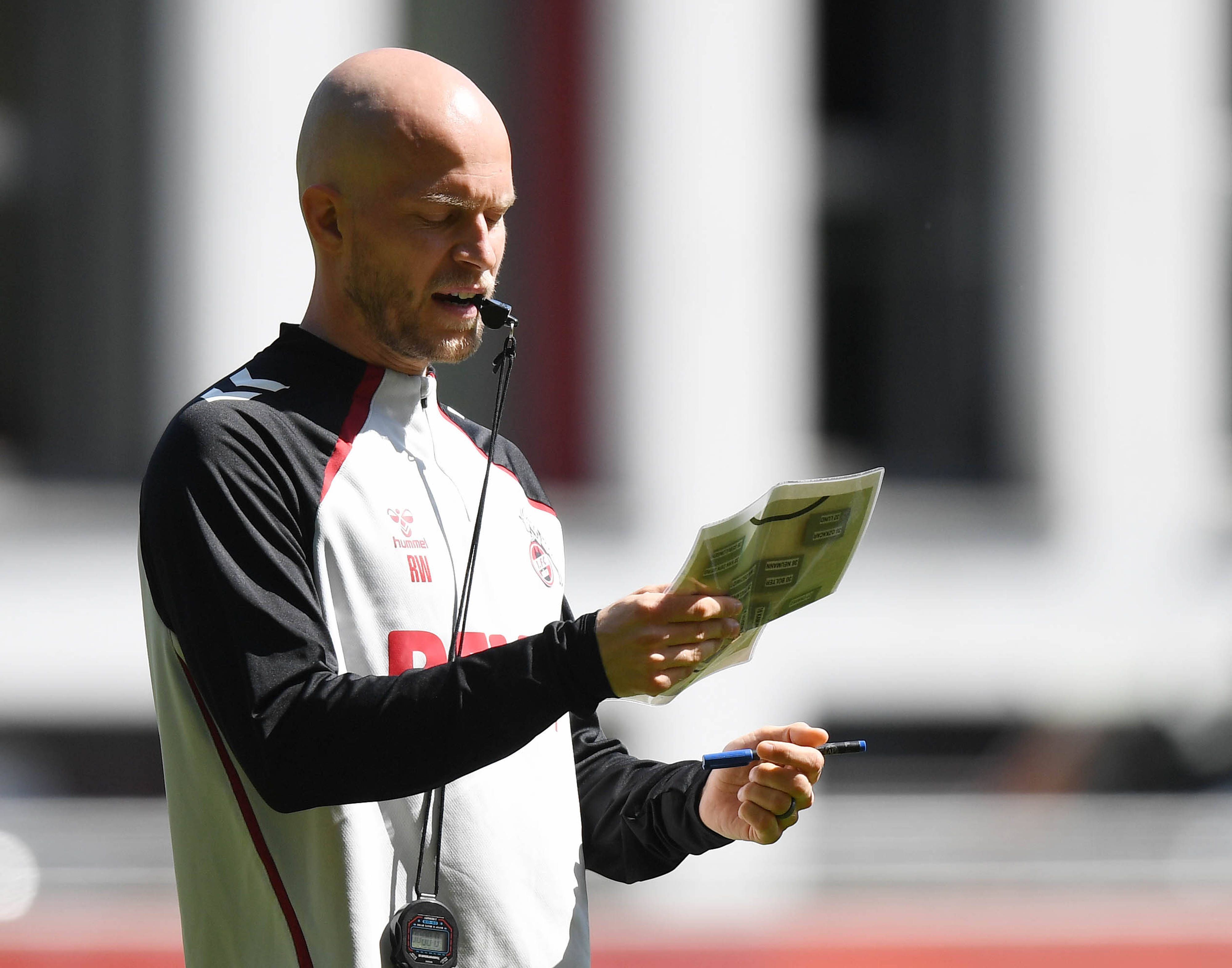 Niemand kann eine Trillerpfeife so lässig im Mundwinkel haben wie FC-Trainer René Wagner, während er die nächste Übung vorbereitet.