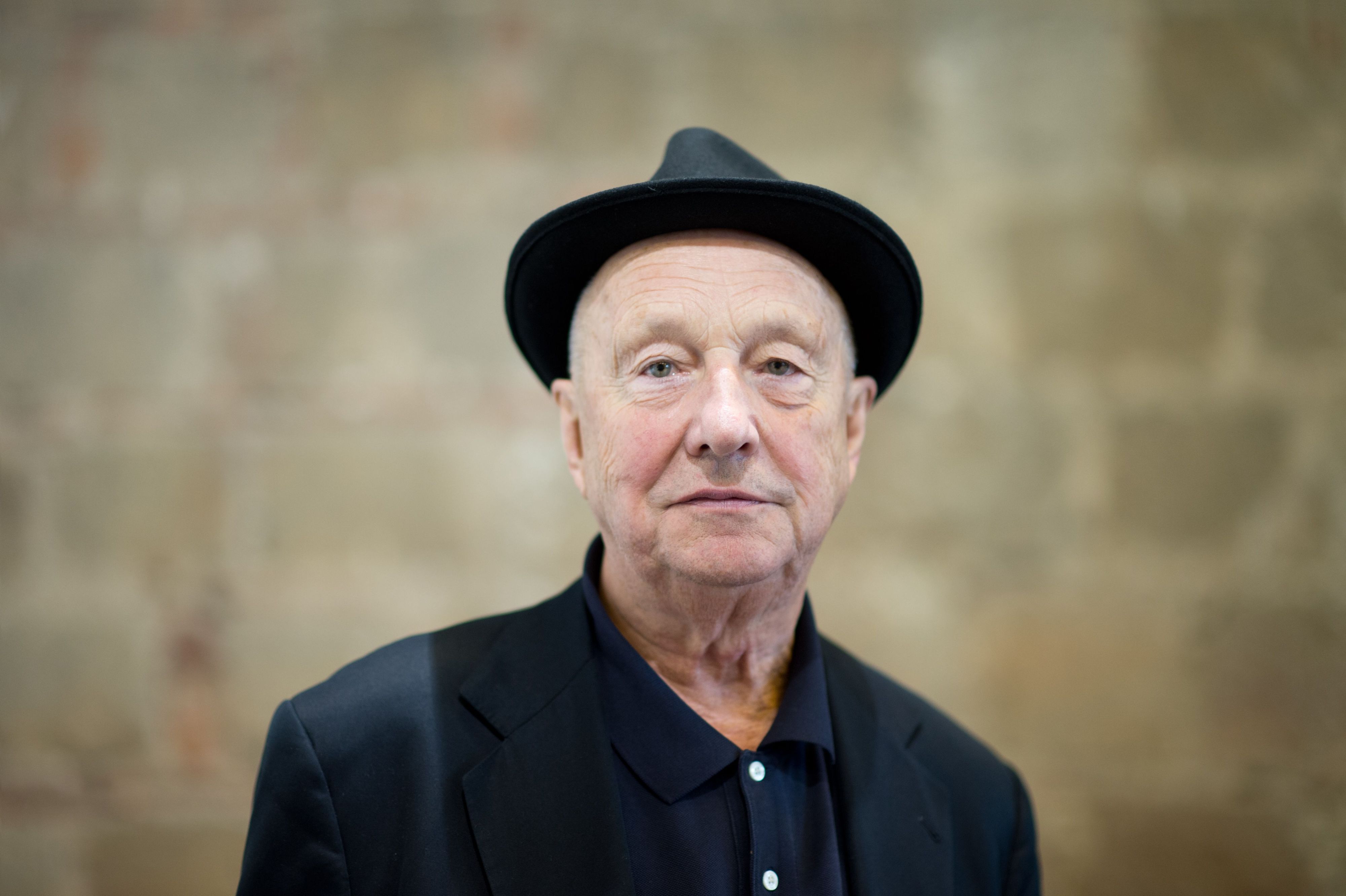 Der Maler und Bildhauer, Georg Baselitz, steht im Residenzschloss in der Ausstellung «Hintergrundgeschichten - Georg Baselitz».