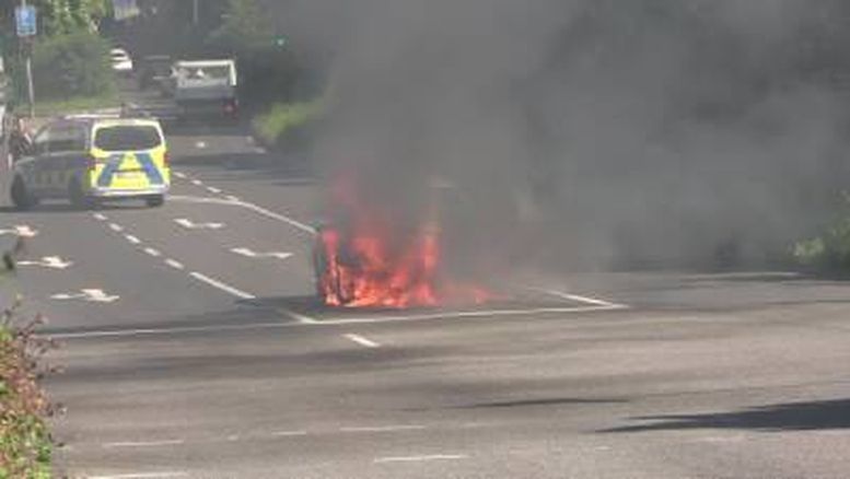 In Troisdorf ist am Donnerstagnachmittag (30.4.) ein Taxi auf dem Theodor-Heuss-Ring ausgebrannt.