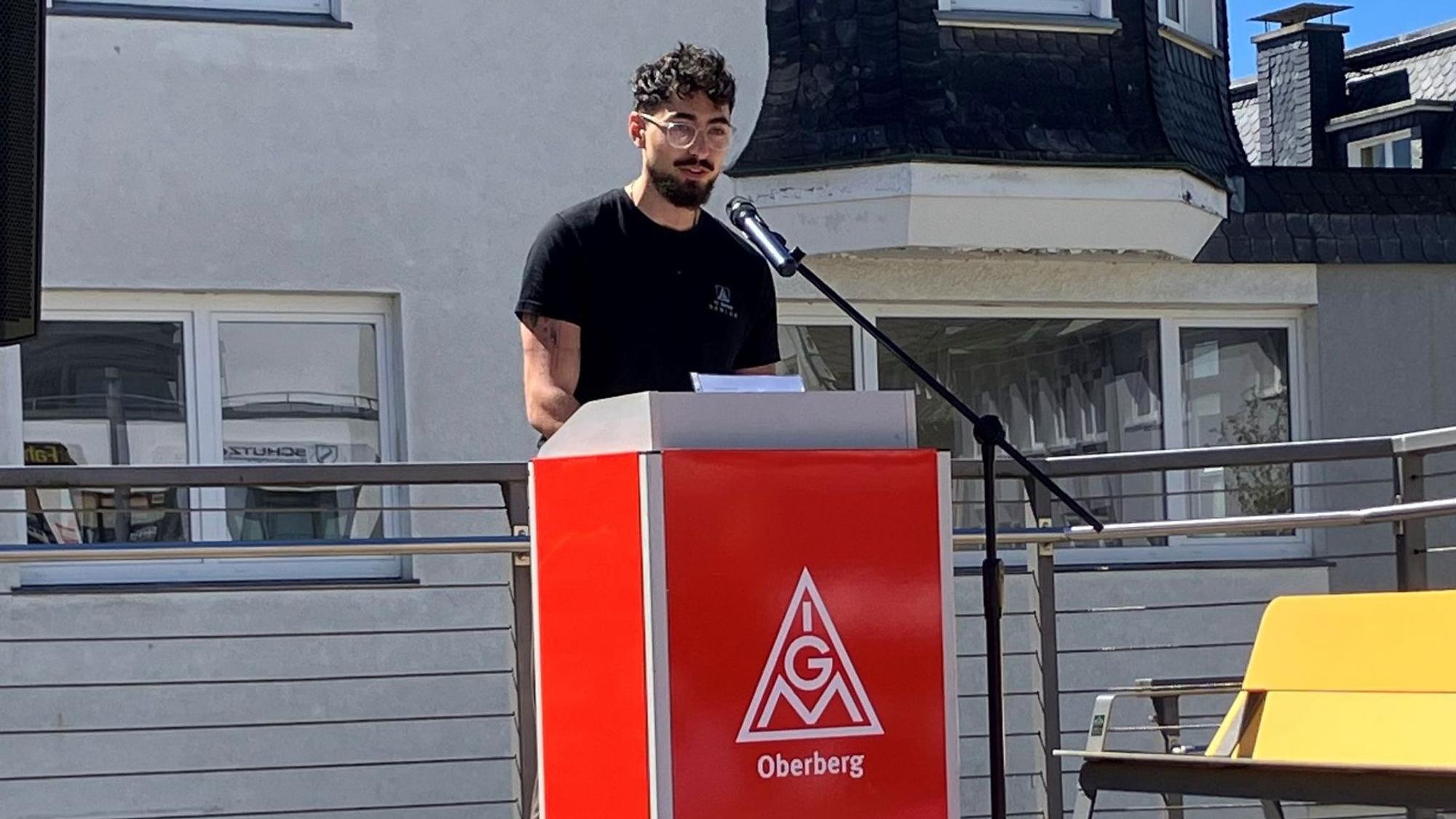 Deniz Sarlak, Gewerkschaftsjugend der IG Metall, am Rednerpult.