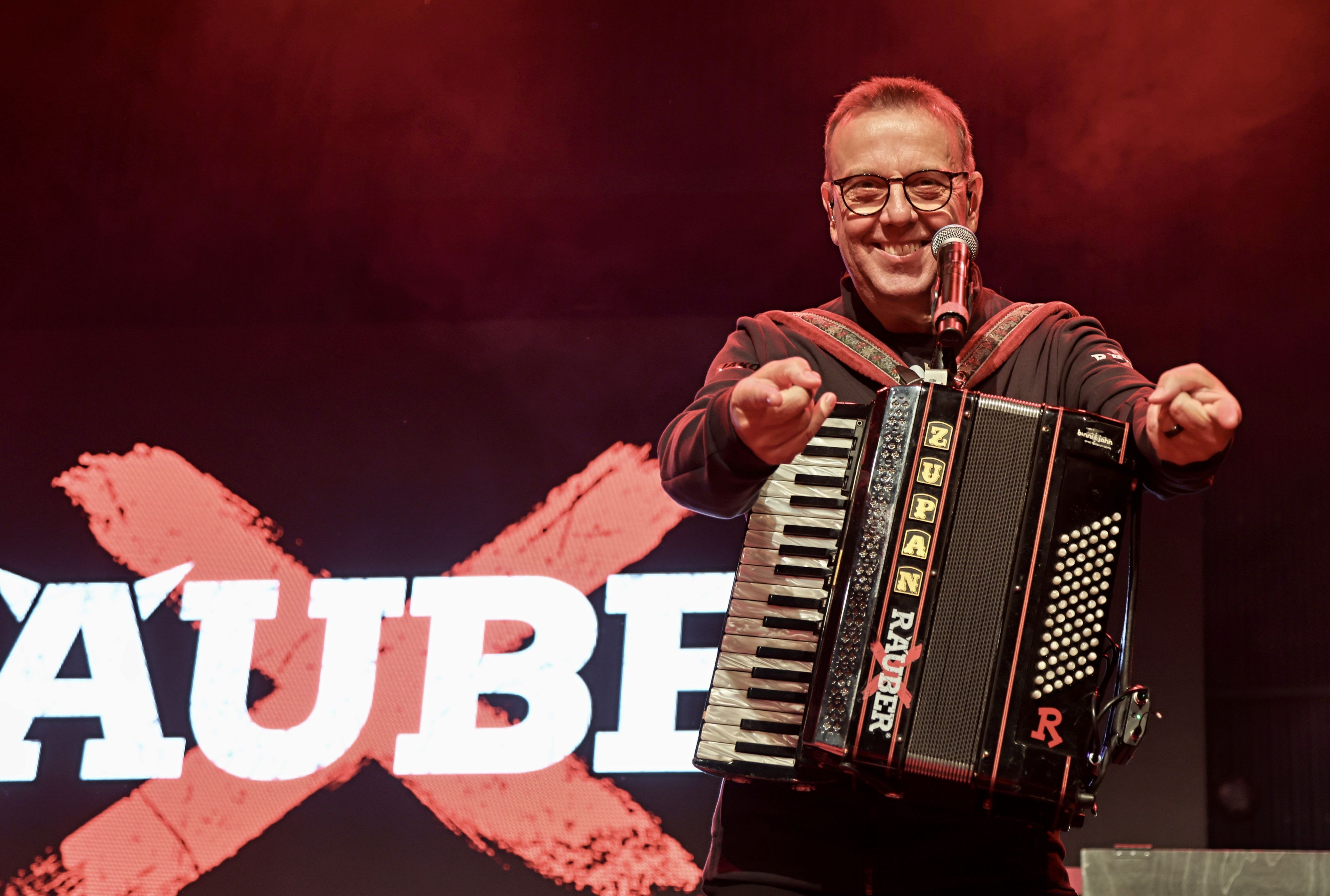 Kurt Feller steht beim Konzert auf der Bühne.