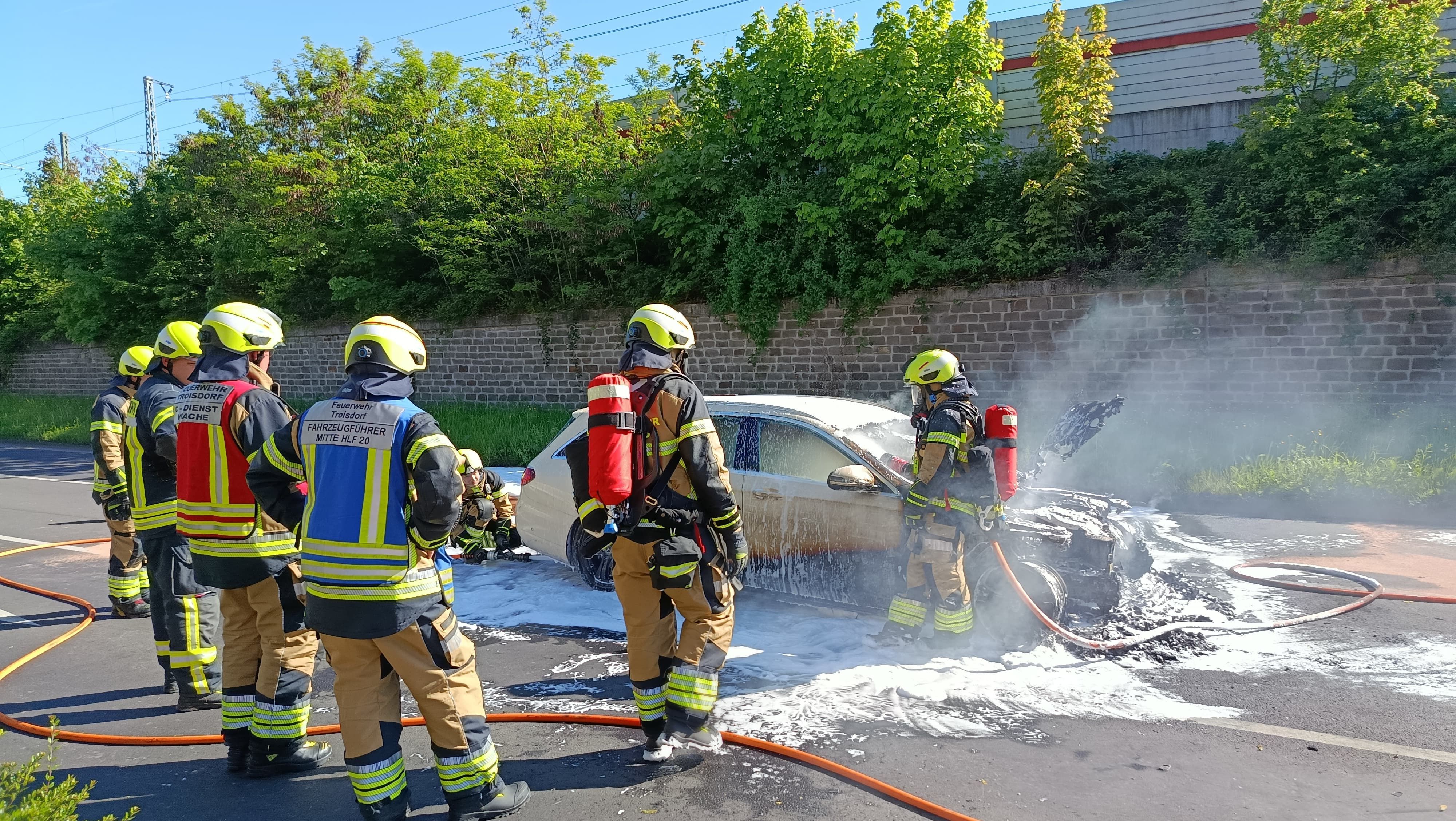 Die Feuerwehr konnte nur noch löschen, das Taxi war fast komplett ausgebrannt.