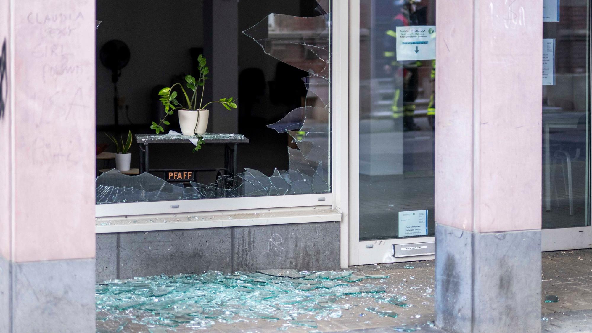 Das Bild zeigt die zerstörte Schaufensterscheibe des Ladenlokals.