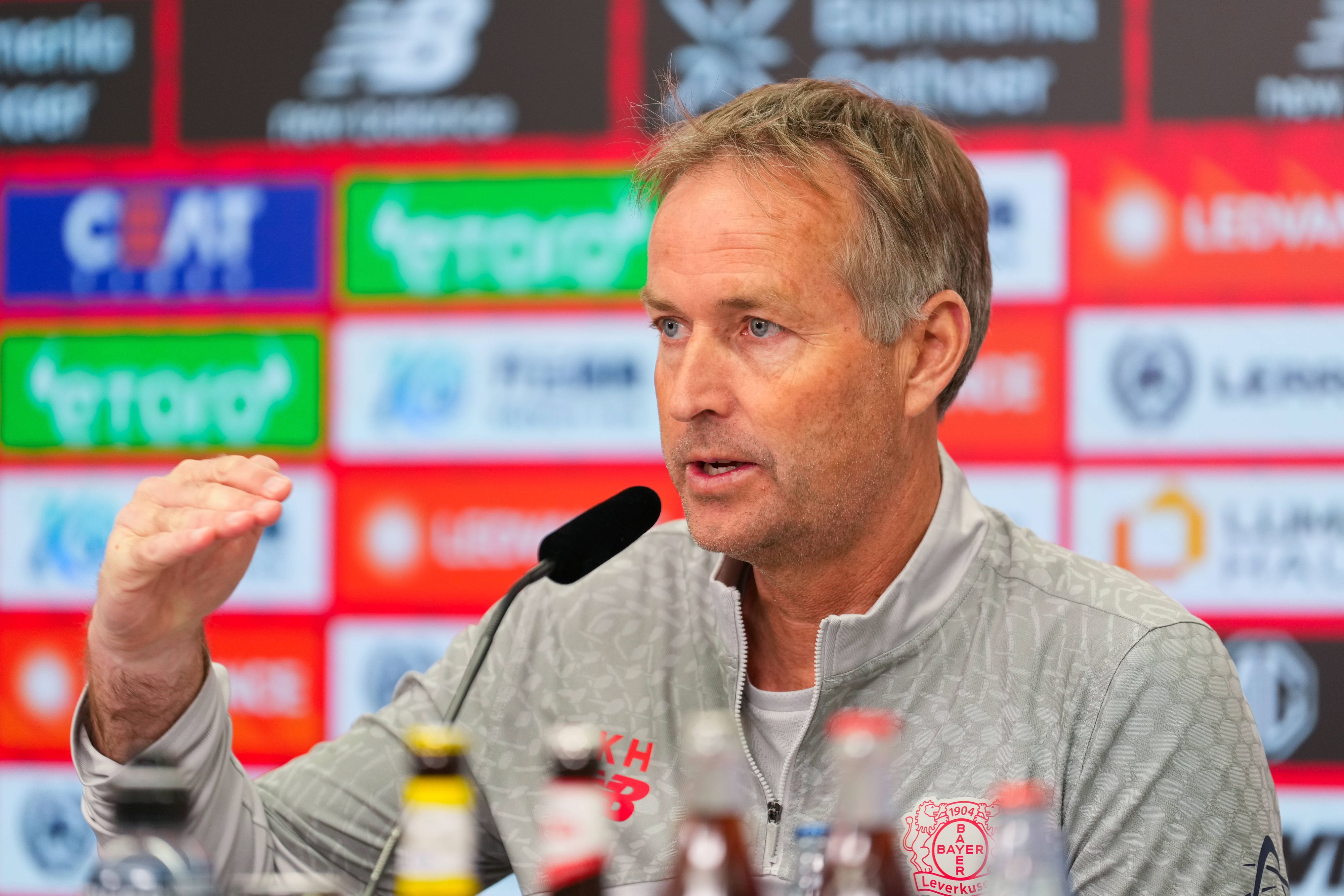 30.04.2026, xydrx, Fußball, Pressekonferenz Bayer 04 Leverkusen, Cheftrainer Kasper Hjulmand gestikulierend vor dem Bundesliga Heimspiel gegen RB Leipzig, Saison 2025 2026 DFB regulations prohibit any use of photographs as image sequences and or quasi-video. *** 30 04 2026, xydrx, Football, Press conference Bayer 04 Leverkusen, head coach Kasper Hjulmand gesticulating before the Bundesliga home match against RB Leipzig, season 2025 2026 DFB regulations prohibit any use of photographs as image sequences and or quasi video Copyright: HMBxMedia/YannisxDreimann
