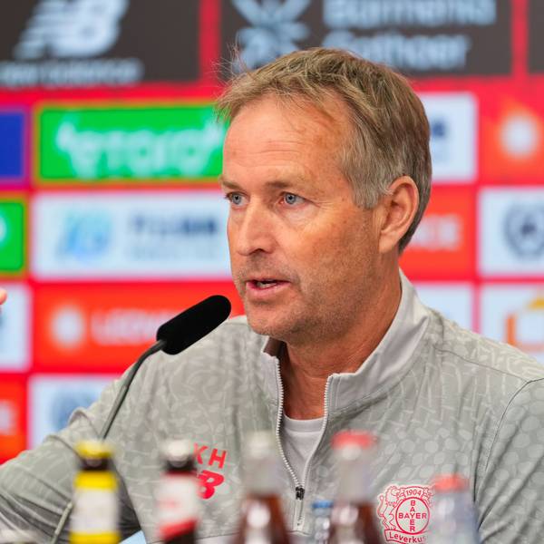 30.04.2026, xydrx, Fußball, Pressekonferenz Bayer 04 Leverkusen, Cheftrainer Kasper Hjulmand gestikulierend vor dem Bundesliga Heimspiel gegen RB Leipzig, Saison 2025 2026 DFB regulations prohibit any use of photographs as image sequences and or quasi-video. *** 30 04 2026, xydrx, Football, Press conference Bayer 04 Leverkusen, head coach Kasper Hjulmand gesticulating before the Bundesliga home match against RB Leipzig, season 2025 2026 DFB regulations prohibit any use of photographs as image sequences and or quasi video Copyright: HMBxMedia/YannisxDreimann