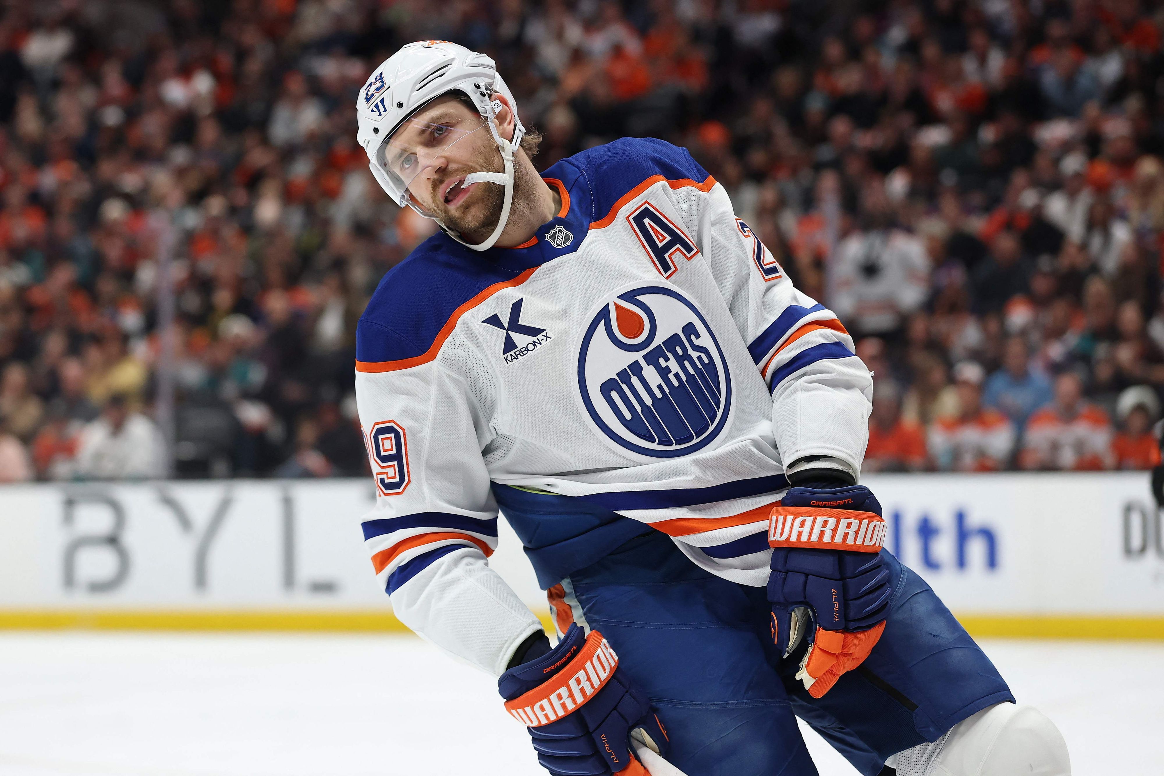 Leon Draisaitl ist in den Playoffs mit seinen Edmonton Oilers an den Anaheim Ducks gescheitert. (Archivbild)