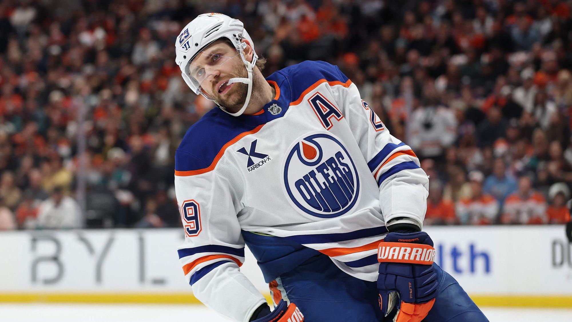 Leon Draisaitl ist in den Playoffs mit seinen Edmonton Oilers an den Anaheim Ducks gescheitert. (Archivbild)