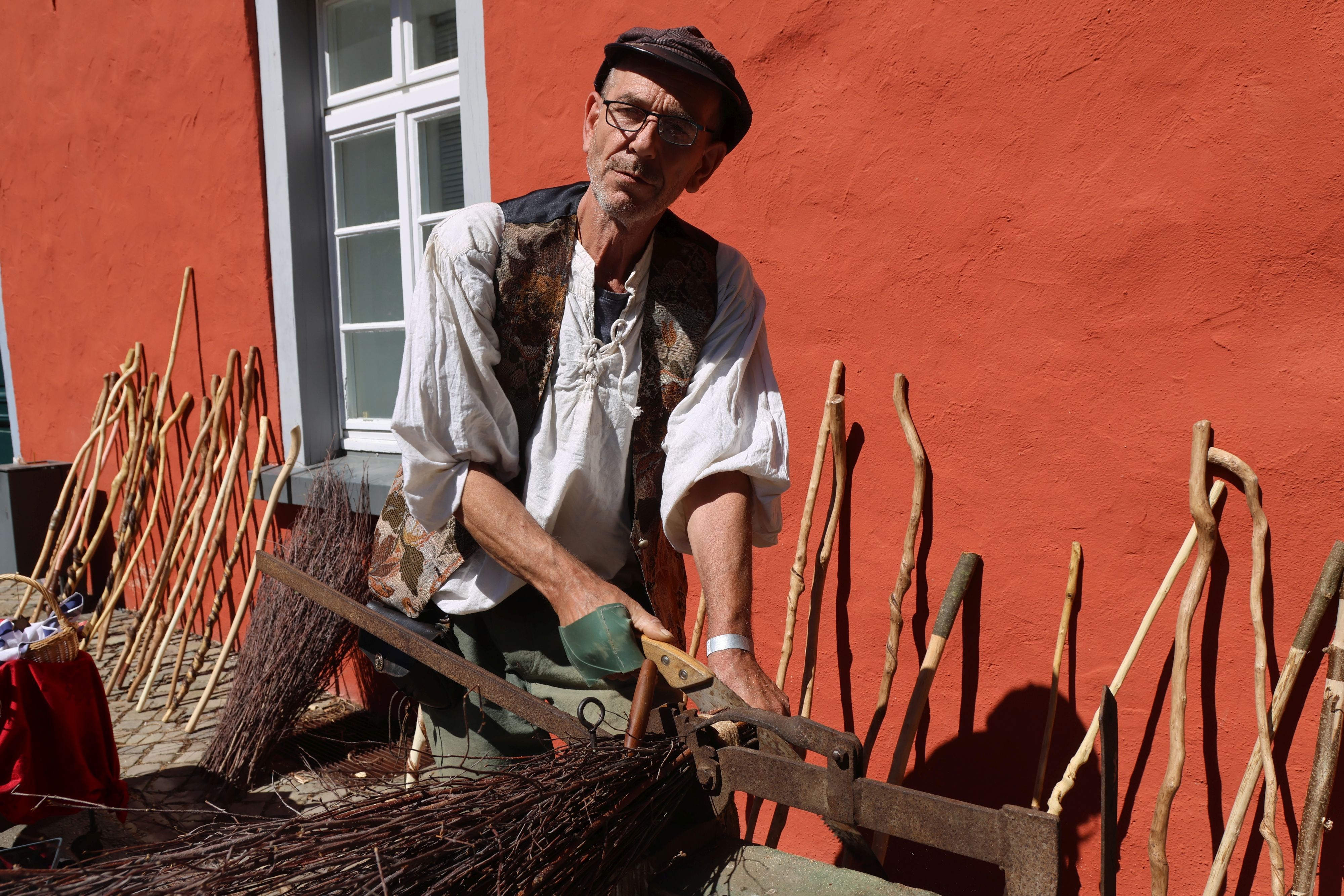 Frennzus stellt im Rahmen des Mittelaltermarkts das alte Handwerk des Besenbindens vor.