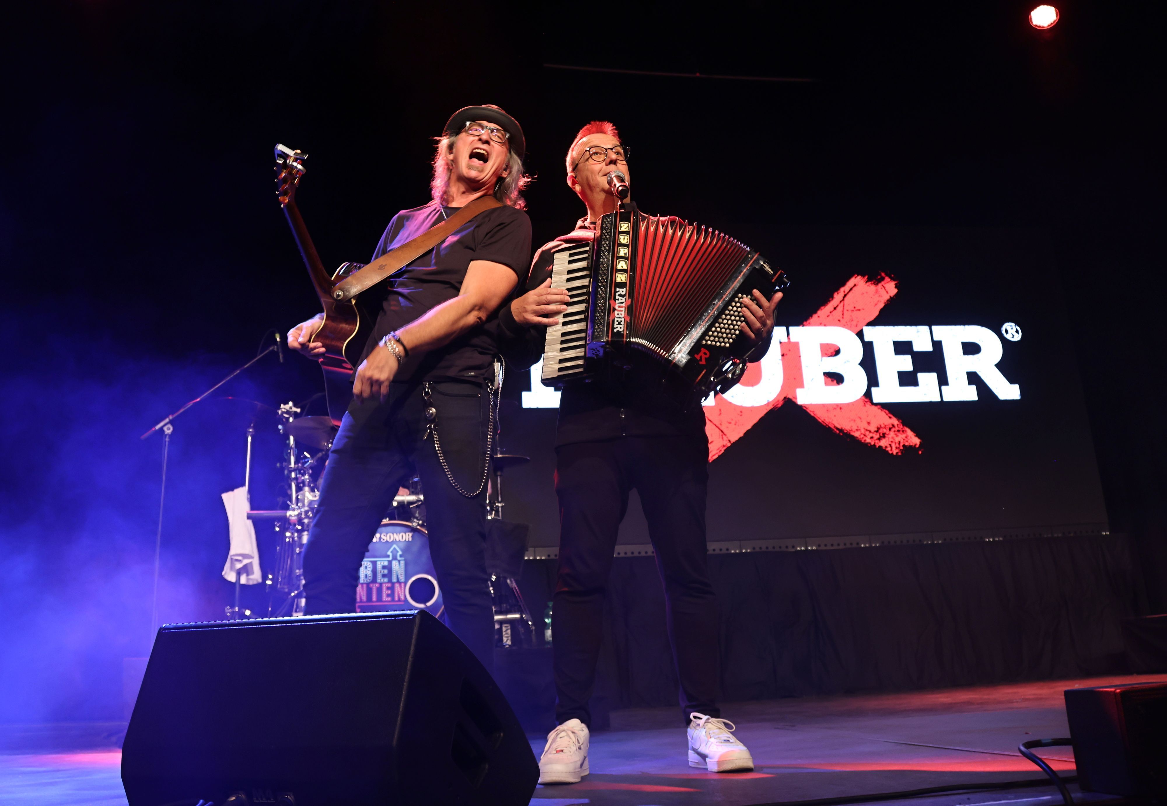 Andreas „Schrader“ Dorn und Kurt Feller stehen zusammen auf der Bühne.