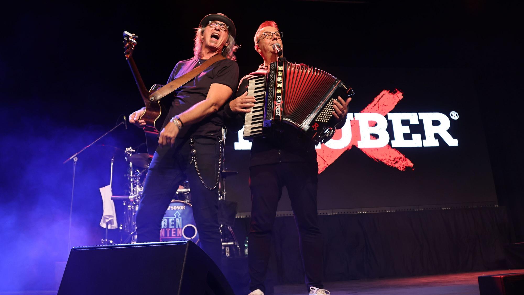 Andreas „Schrader“ Dorn und Kurt Feller stehen zusammen auf der Bühne.