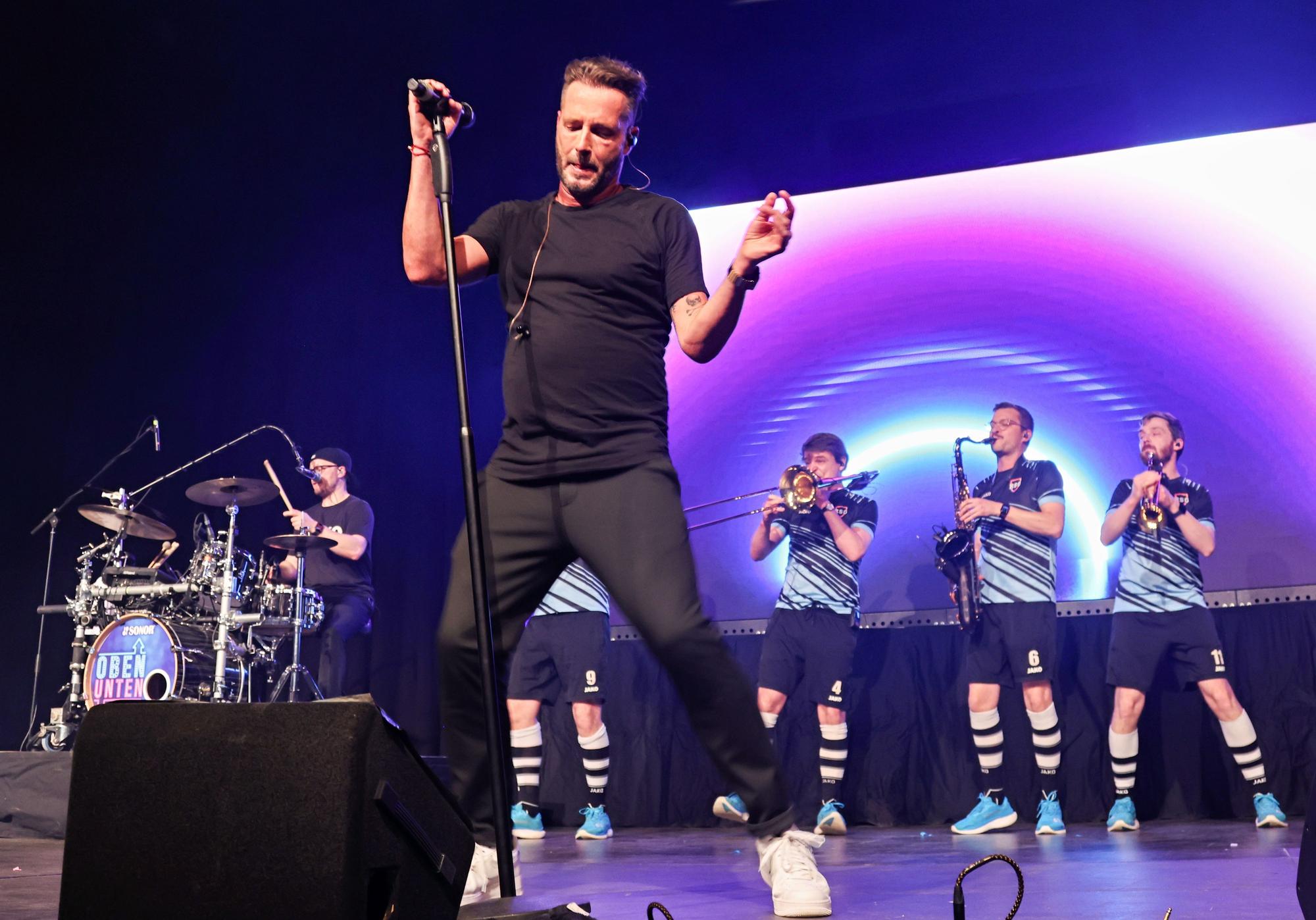 Die Räuber zusammen mit der Rhythmussportgruppe.