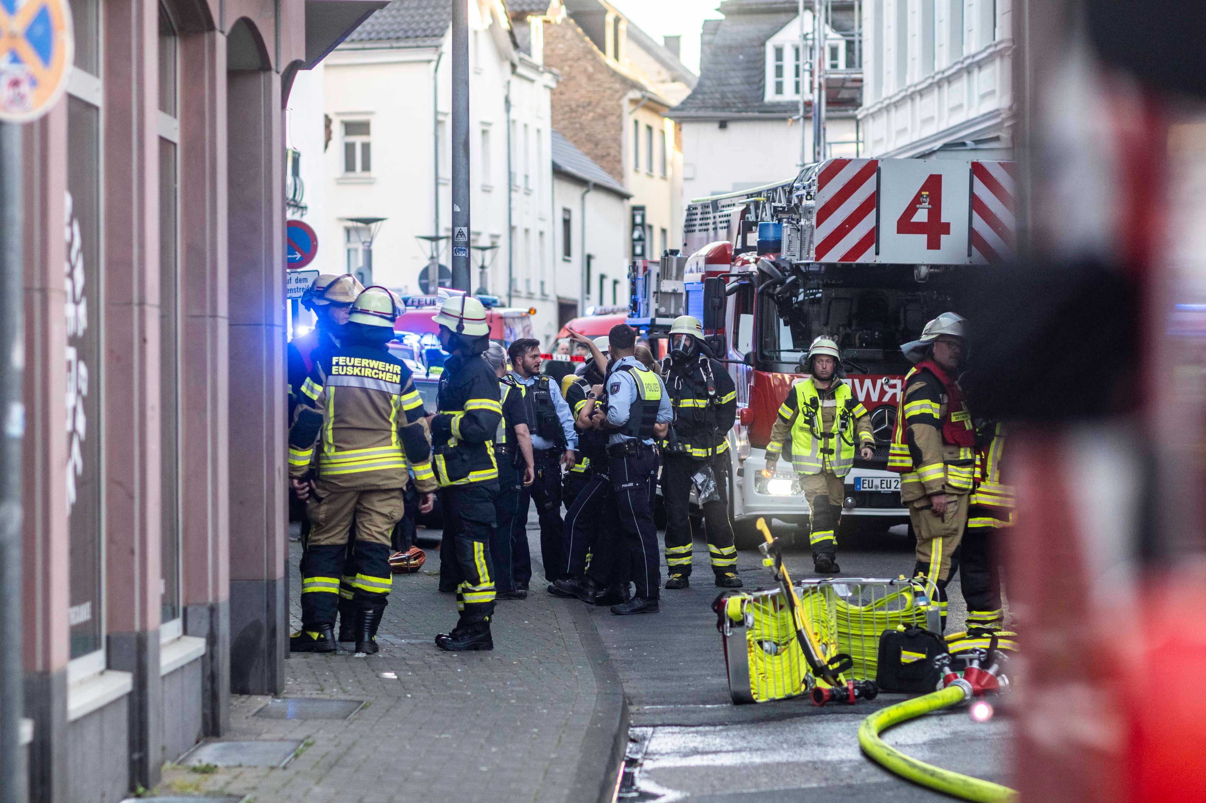 Das Bild zeigt die Einsatzstelle an der Baumstraße. Zahlreiche Feuerwehrleute und Polizisten sind zu sehen.