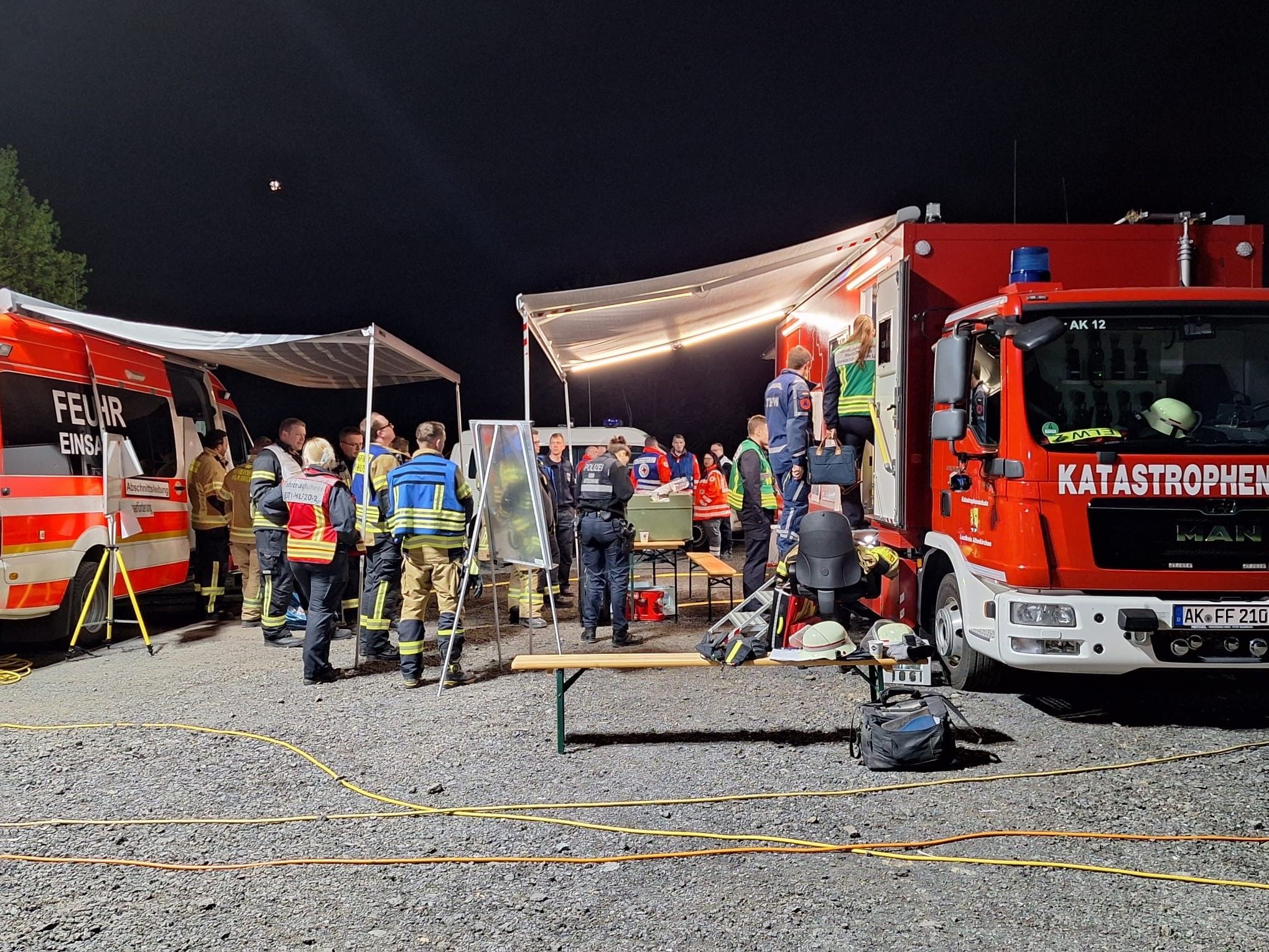 Zahlreiche Einsatzkräfte sind wegen eines Waldbrandes im Einsatz.