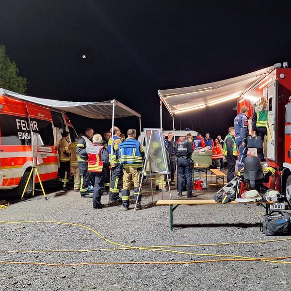 Zahlreiche Einsatzkräfte sind wegen eines Waldbrandes im Einsatz.