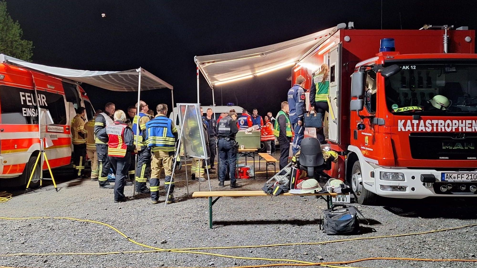 Zahlreiche Einsatzkräfte sind wegen eines Waldbrandes im Einsatz.