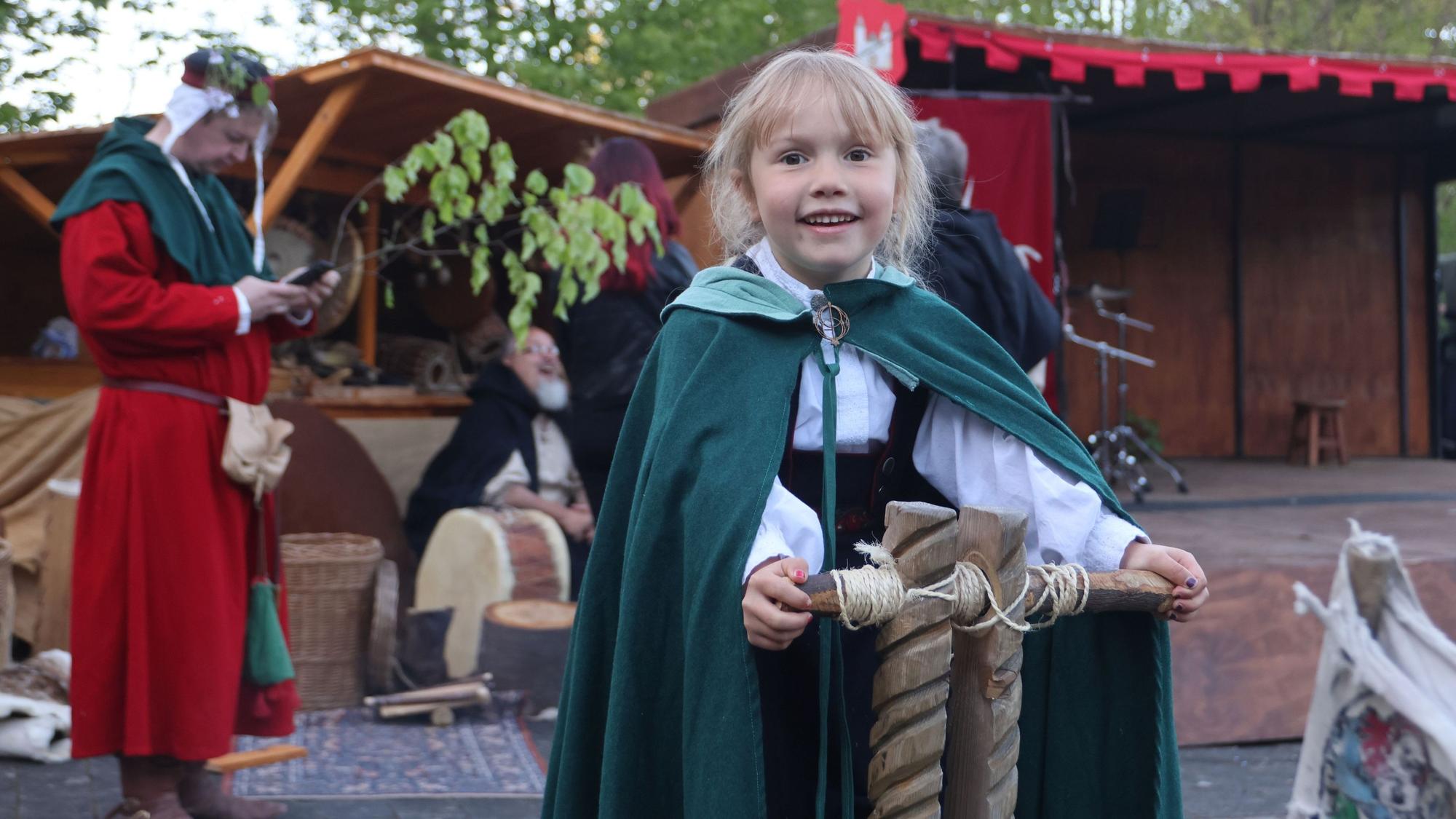 Die fünfjährige Wanja auf einer antiken Wippe.