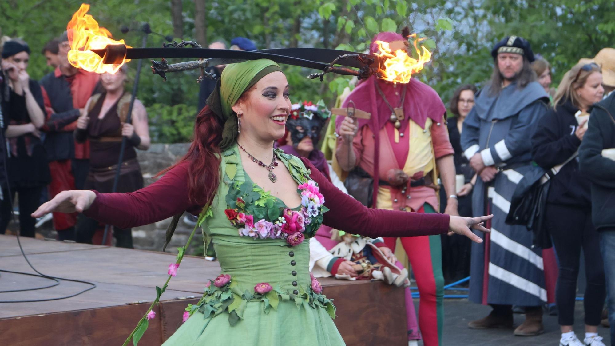 Künstlerin Mirimah zeigt als Verkörperung des Frühlings eine Feuershow.