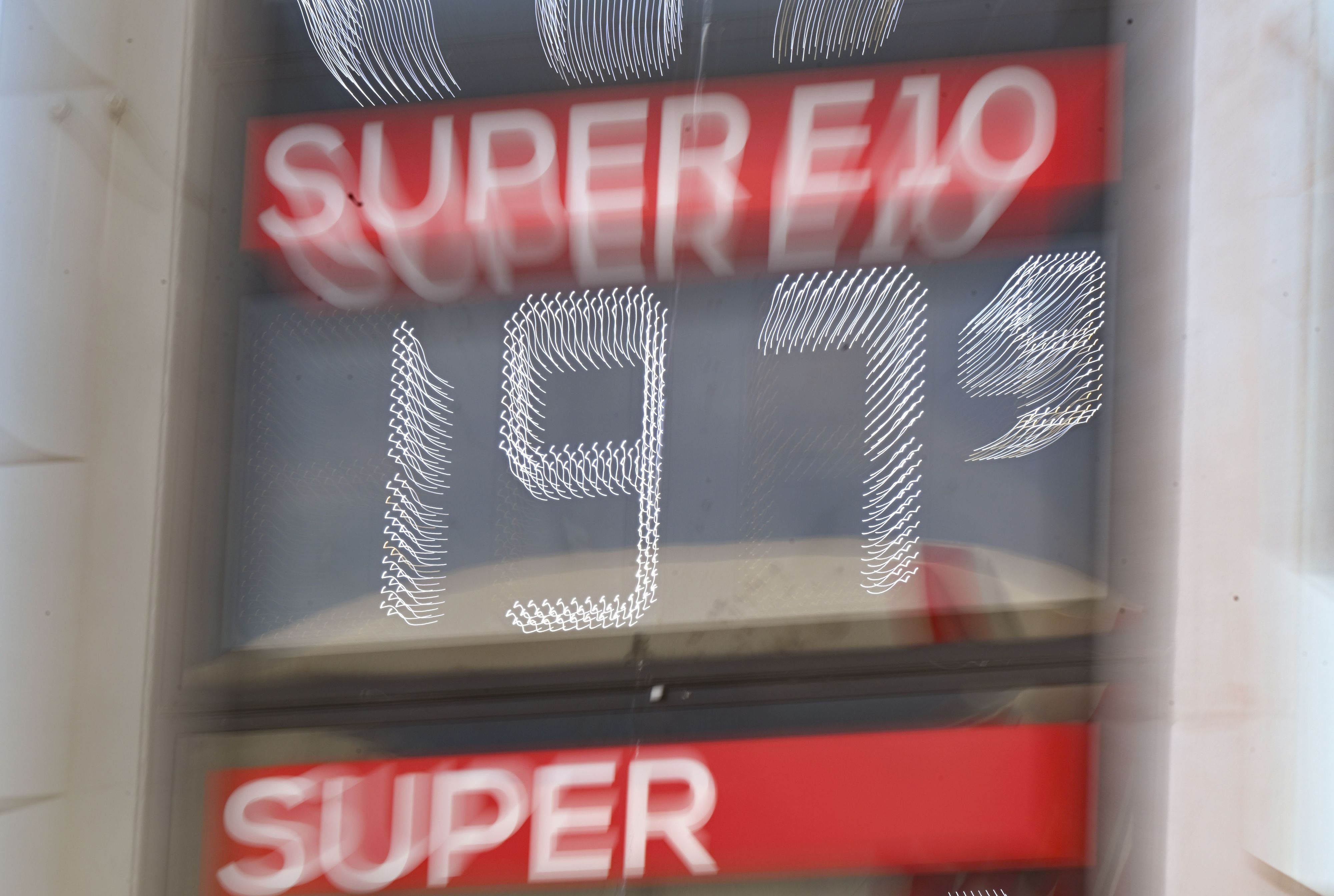 An einer Preisanzeige einer Tankstelle wird ein Preis von 1,97 Euro für einen Liter Super E10 angezeigt. (Archivbild)
