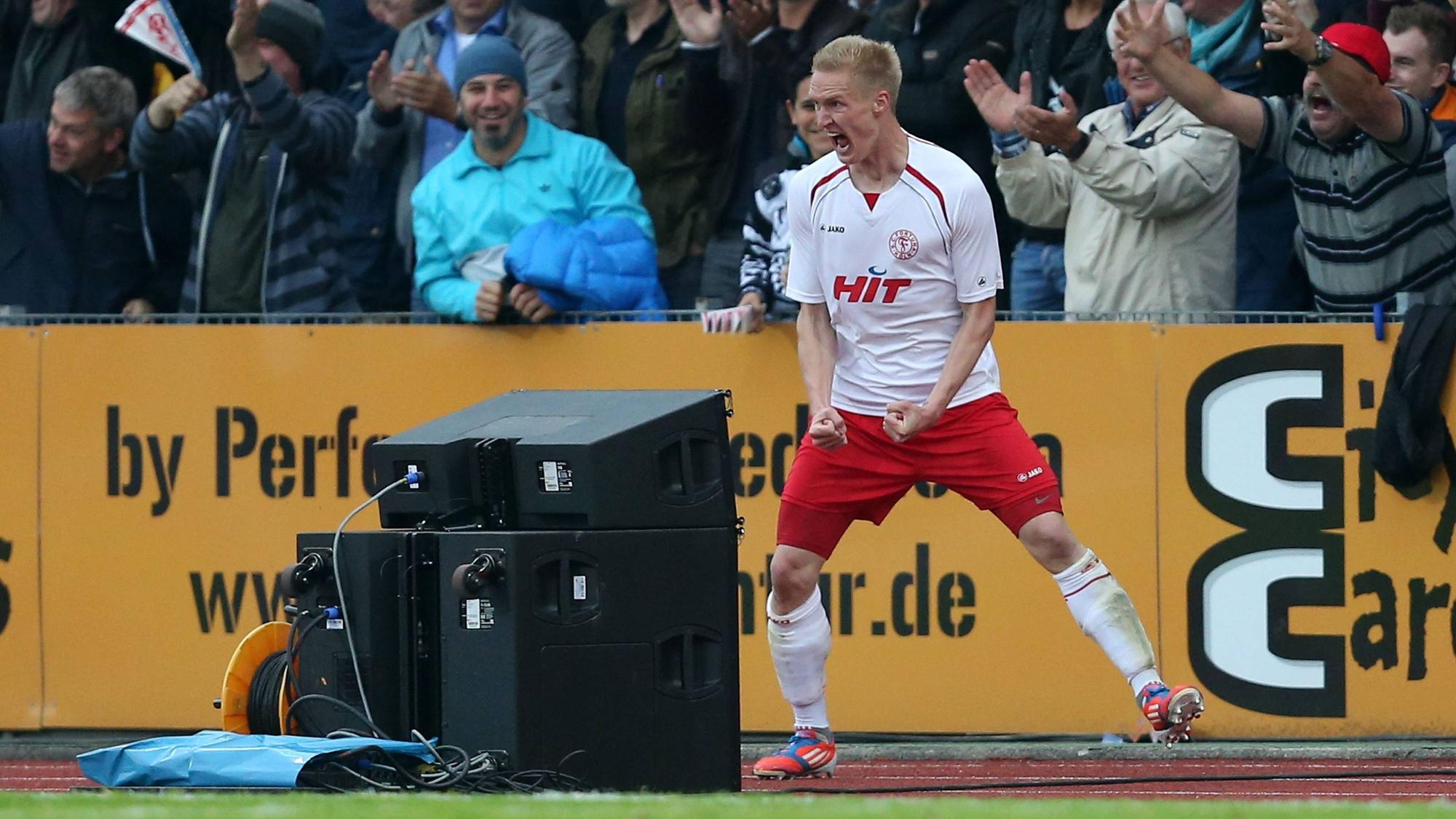 Thomas KRAUS (FK) bejubelt sein Tor zum 1:0 Fussball Regionalliga Relegation, Hinspiel, Fortuna Koeln - FC Bayern Muenchen II 1:0, am 28.05.2014 in Koeln/Deutschland.
Thomas Kraus FK cheered be goal to 1 0 Football third division Relegation Leg Fortuna Cologne FC Bavaria Munich II 1 0 at 28 05 2014 in Cologne Germany