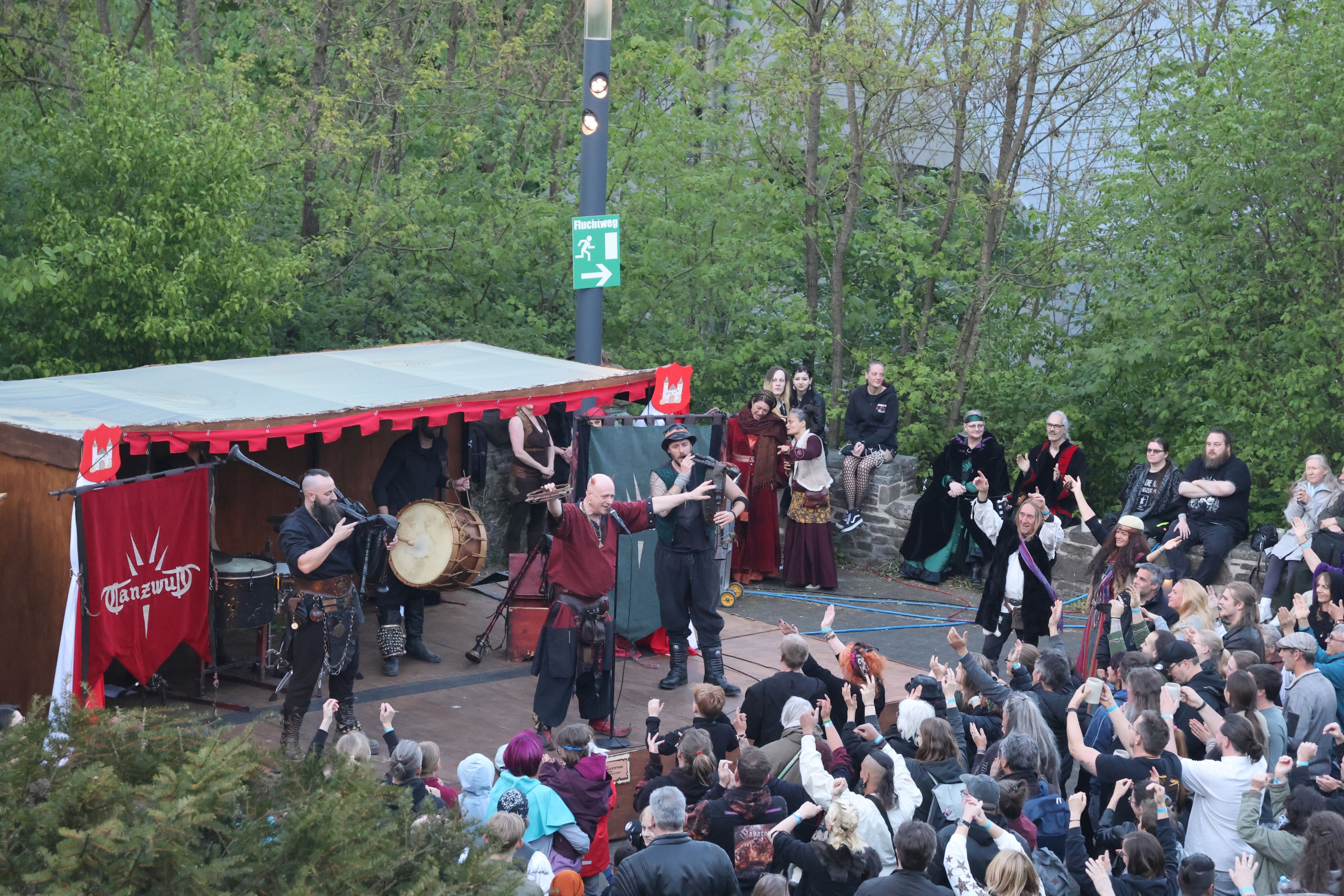 Eine Band bei ihrem Auftritt auf einem Mittelaltermarkt.