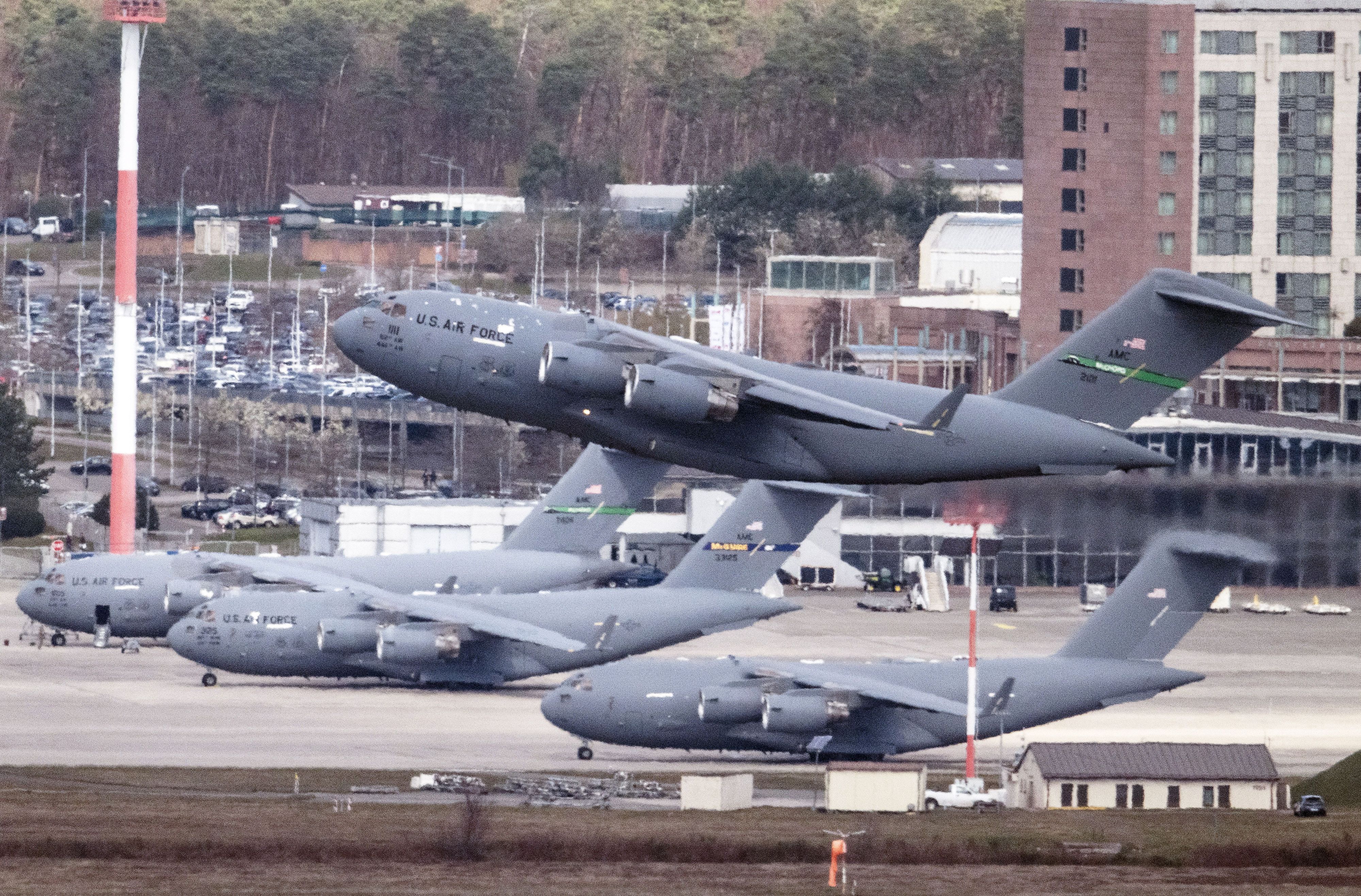 Ein militärisches Transportflugzeug vom Typ Boeing C-17 Globemaster III startet von der US-Airbase in Ramstein, der zentralen Luftdrehscheibe für Europa und den Nahen Osten.